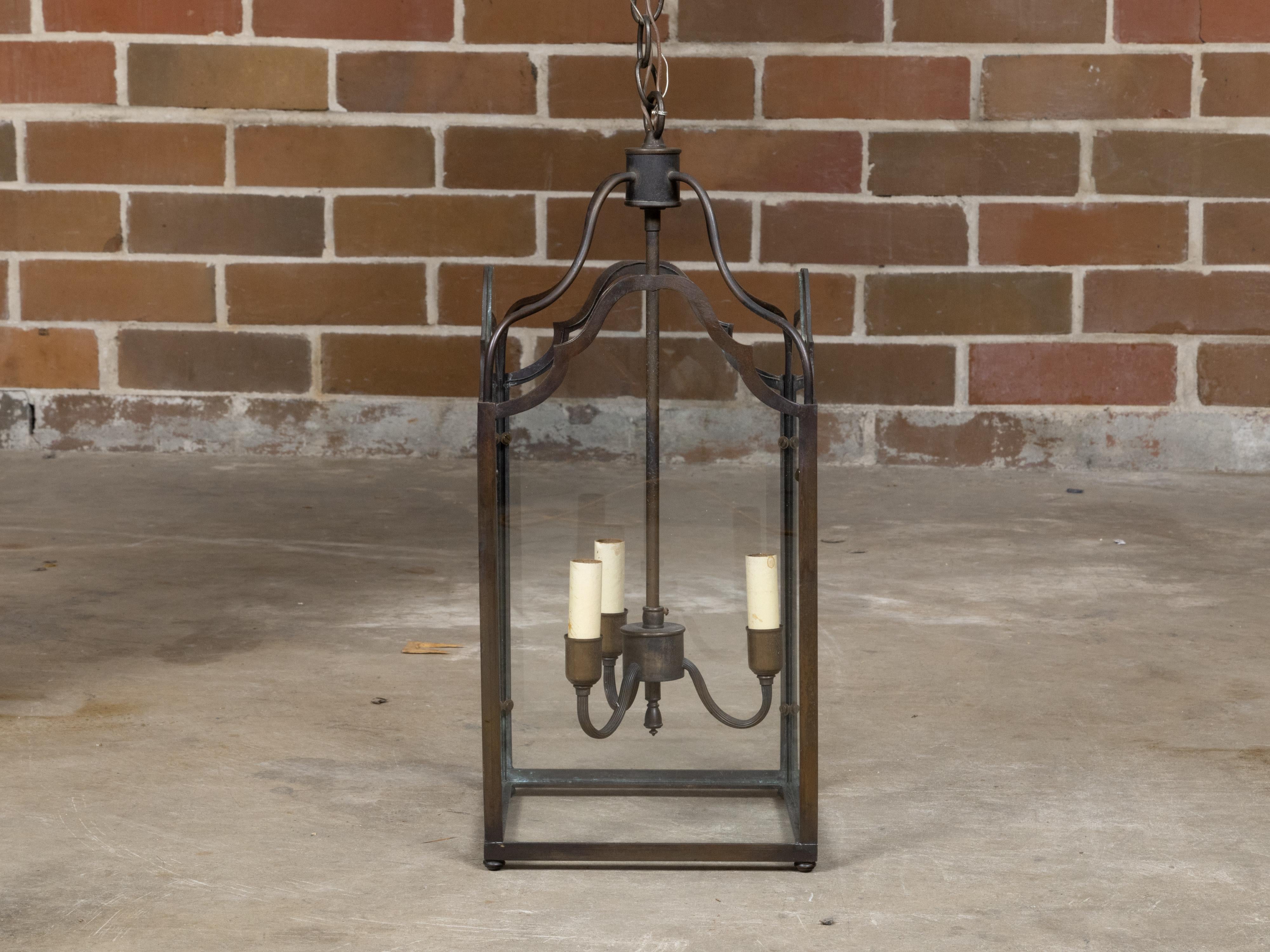 Farol de Tres Luces de Bronce Inglés de Mediados de Siglo con Paneles de Cristal, Cableado USA en Bueno estado para la venta en Atlanta, GA