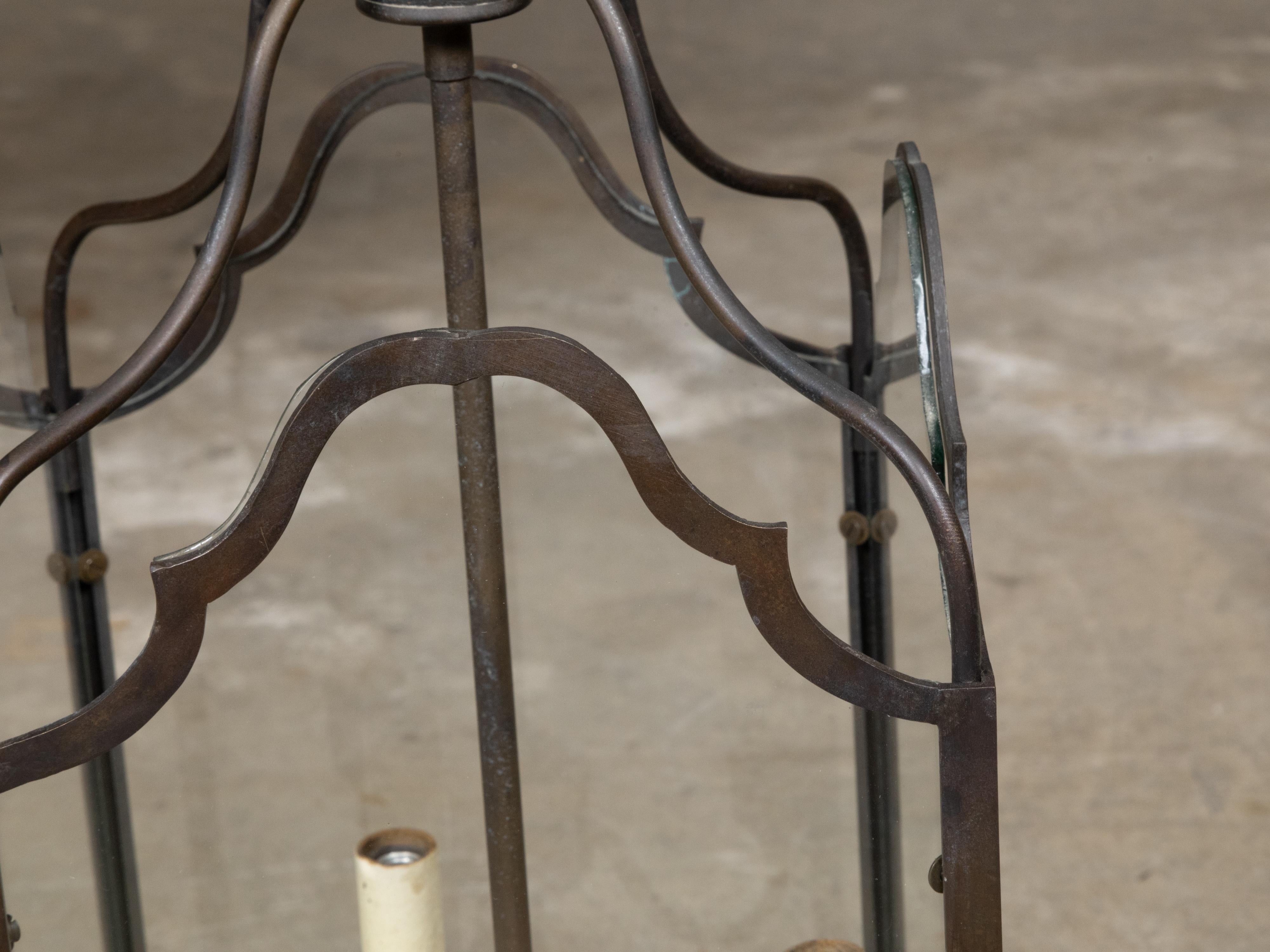 Farol de Tres Luces de Bronce Inglés de Mediados de Siglo con Paneles de Cristal, Cableado USA siglo XX en venta