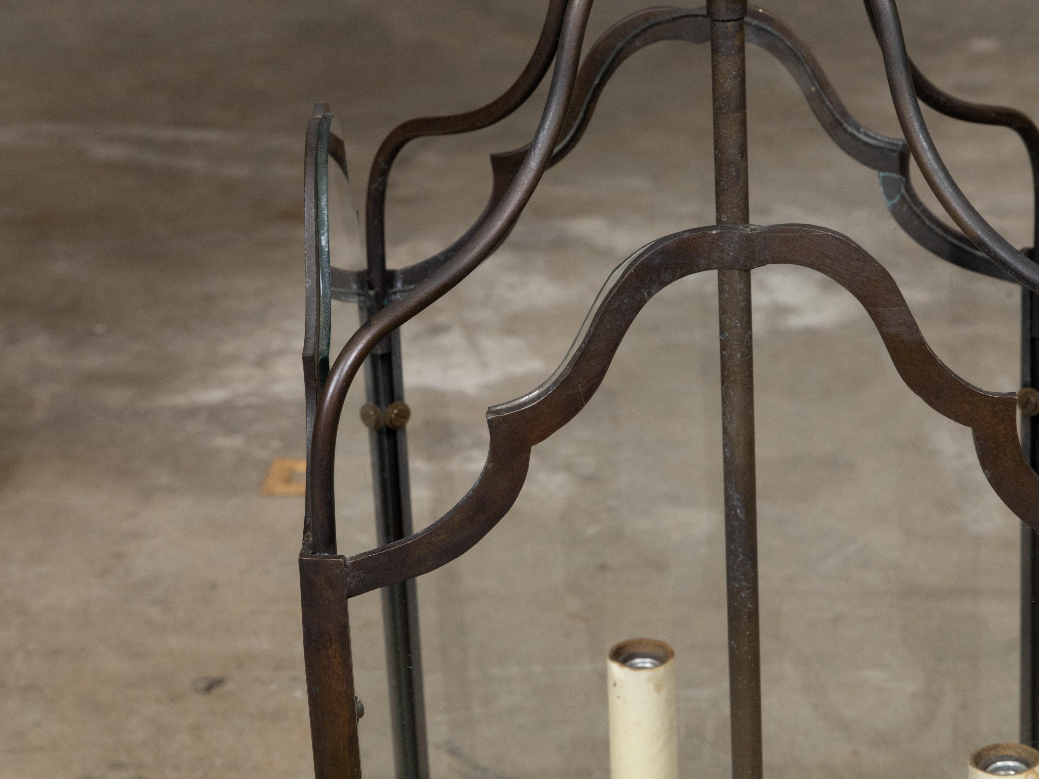 Farol de Tres Luces de Bronce Inglés de Mediados de Siglo con Paneles de Cristal, Cableado USA en venta 1