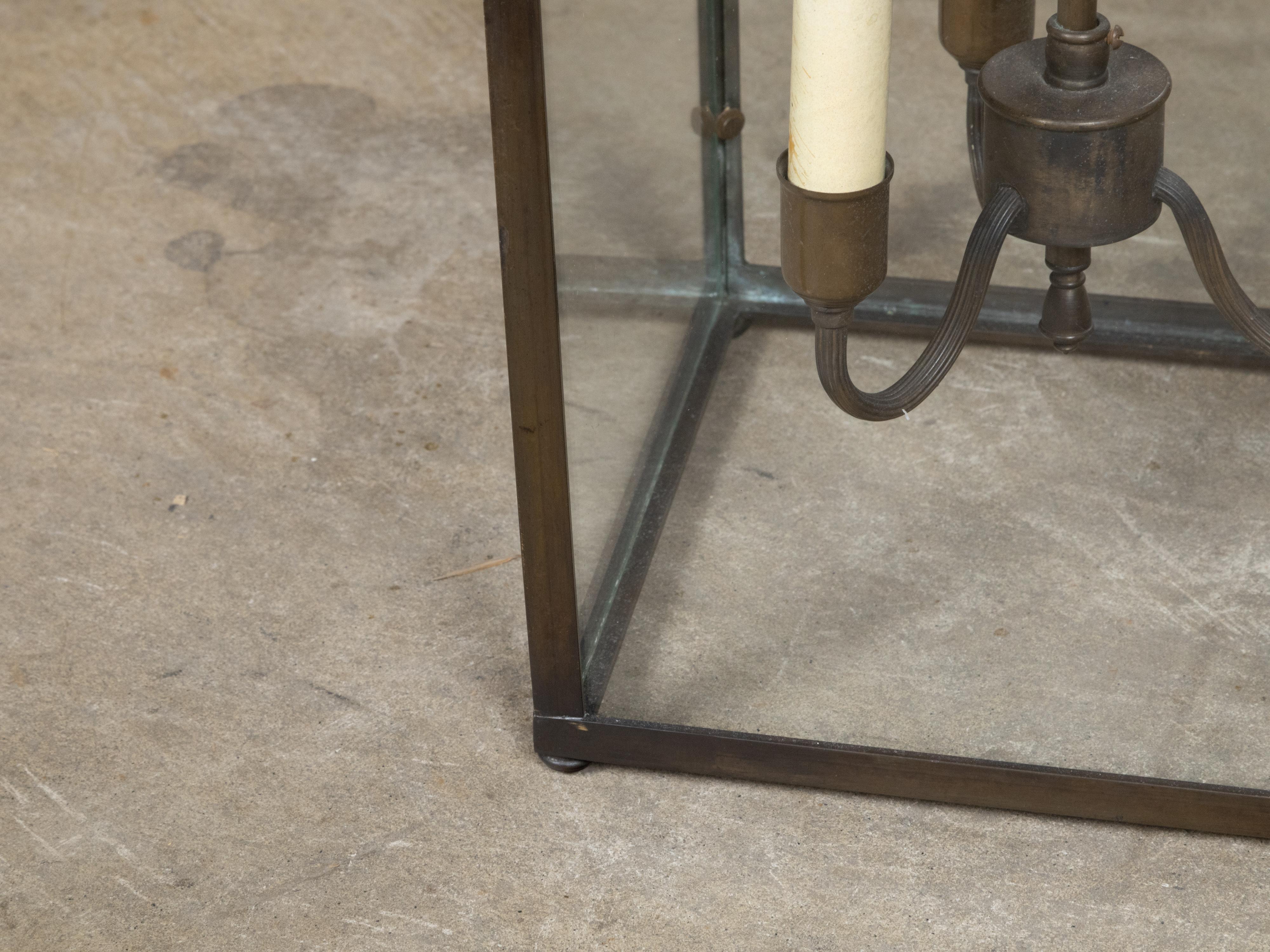 Farol de Tres Luces de Bronce Inglés de Mediados de Siglo con Paneles de Cristal, Cableado USA en venta 2