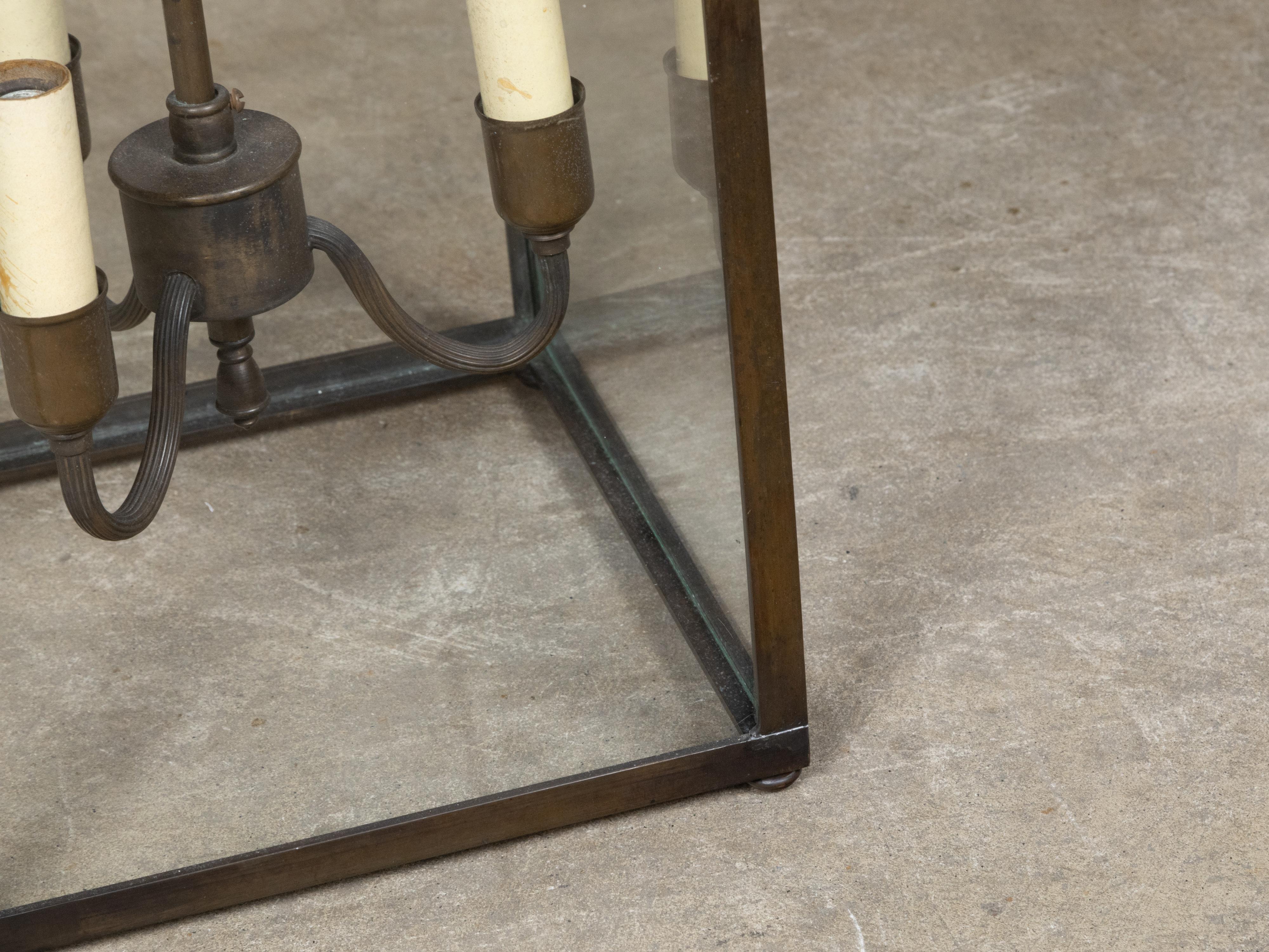 Farol de Tres Luces de Bronce Inglés de Mediados de Siglo con Paneles de Cristal, Cableado USA en venta 3