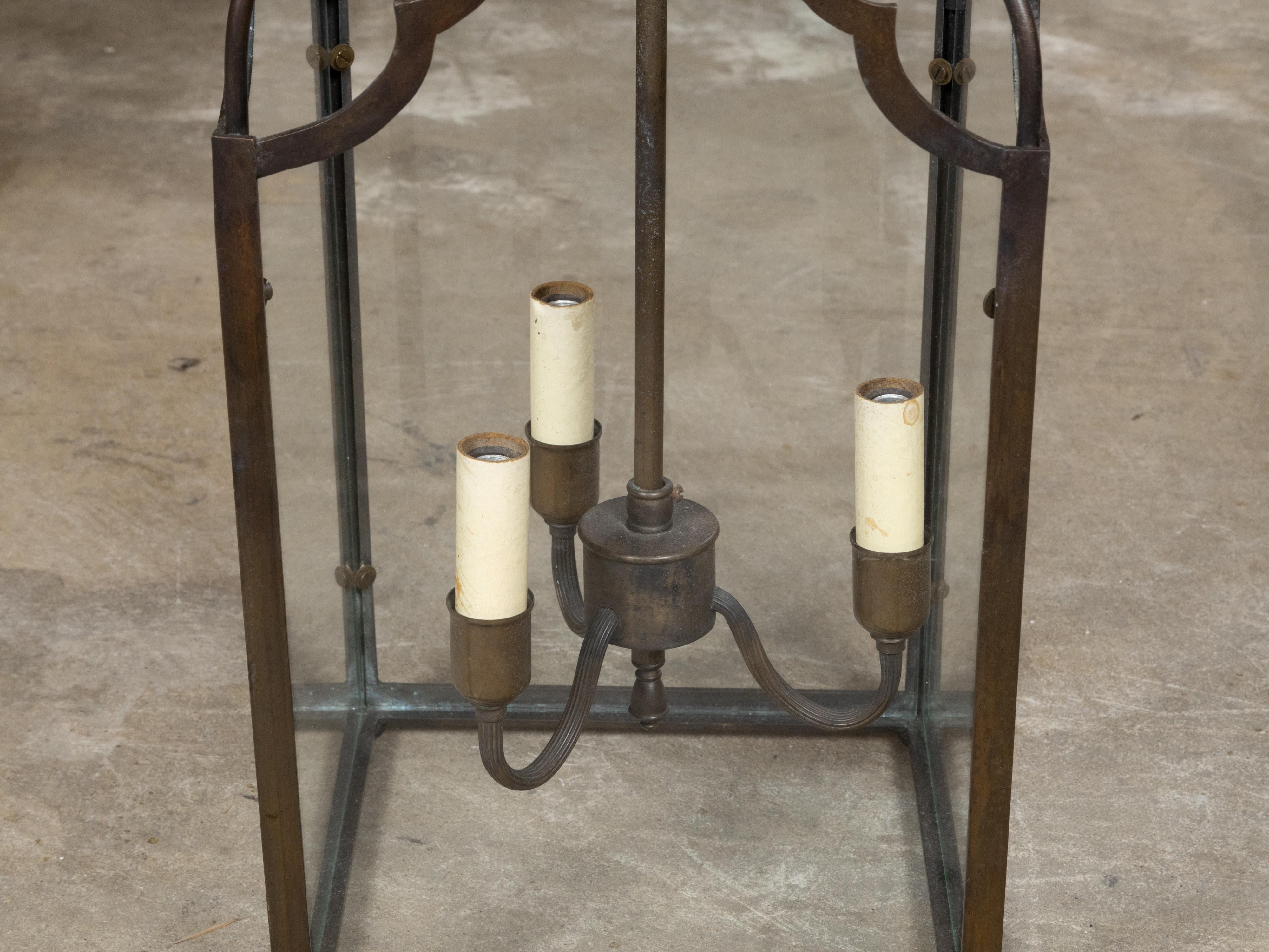 Farol de Tres Luces de Bronce Inglés de Mediados de Siglo con Paneles de Cristal, Cableado USA en venta 4