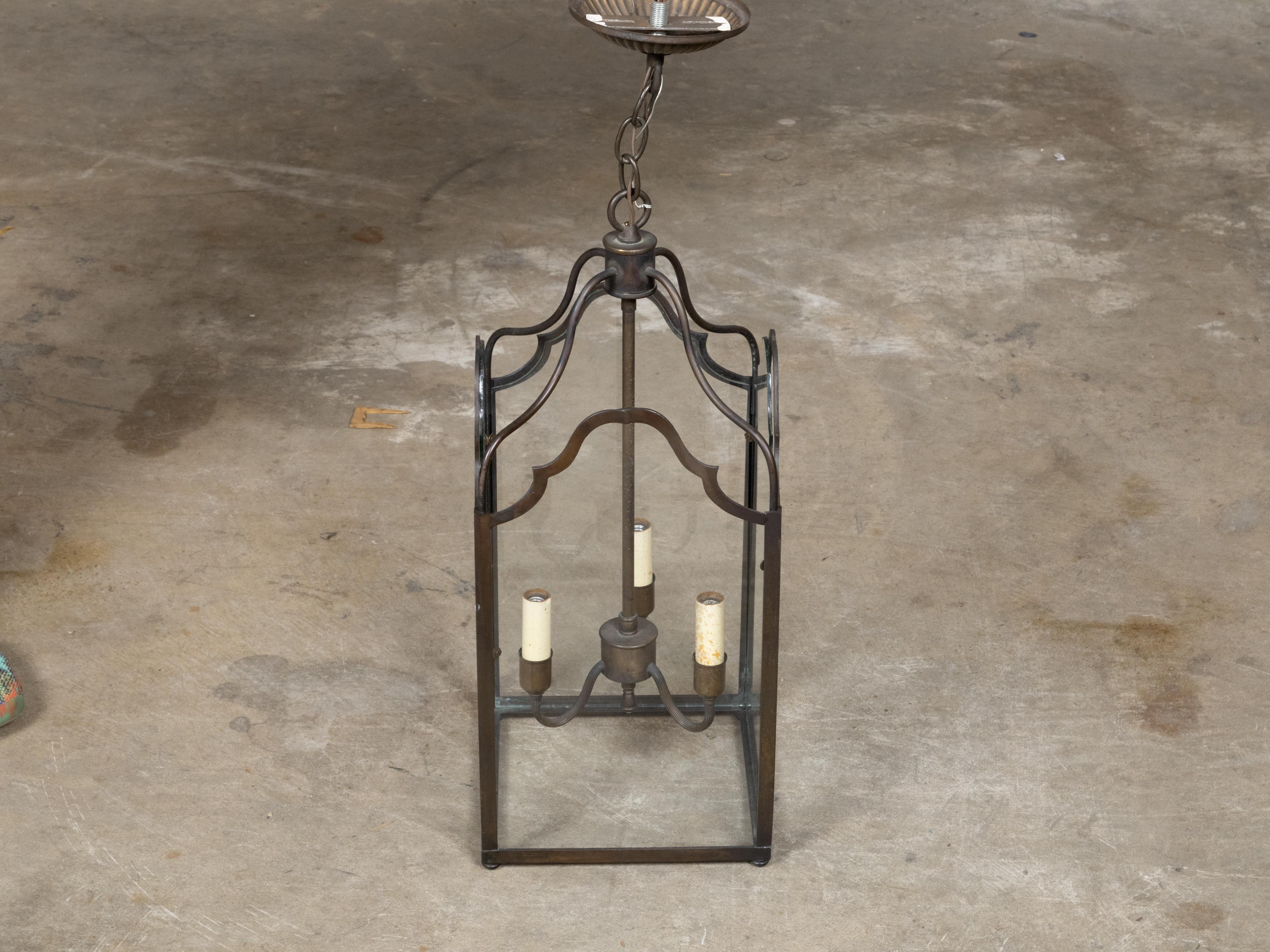 Farol de Tres Luces de Bronce Inglés de Mediados de Siglo con Paneles de Cristal, Cableado USA en venta 5