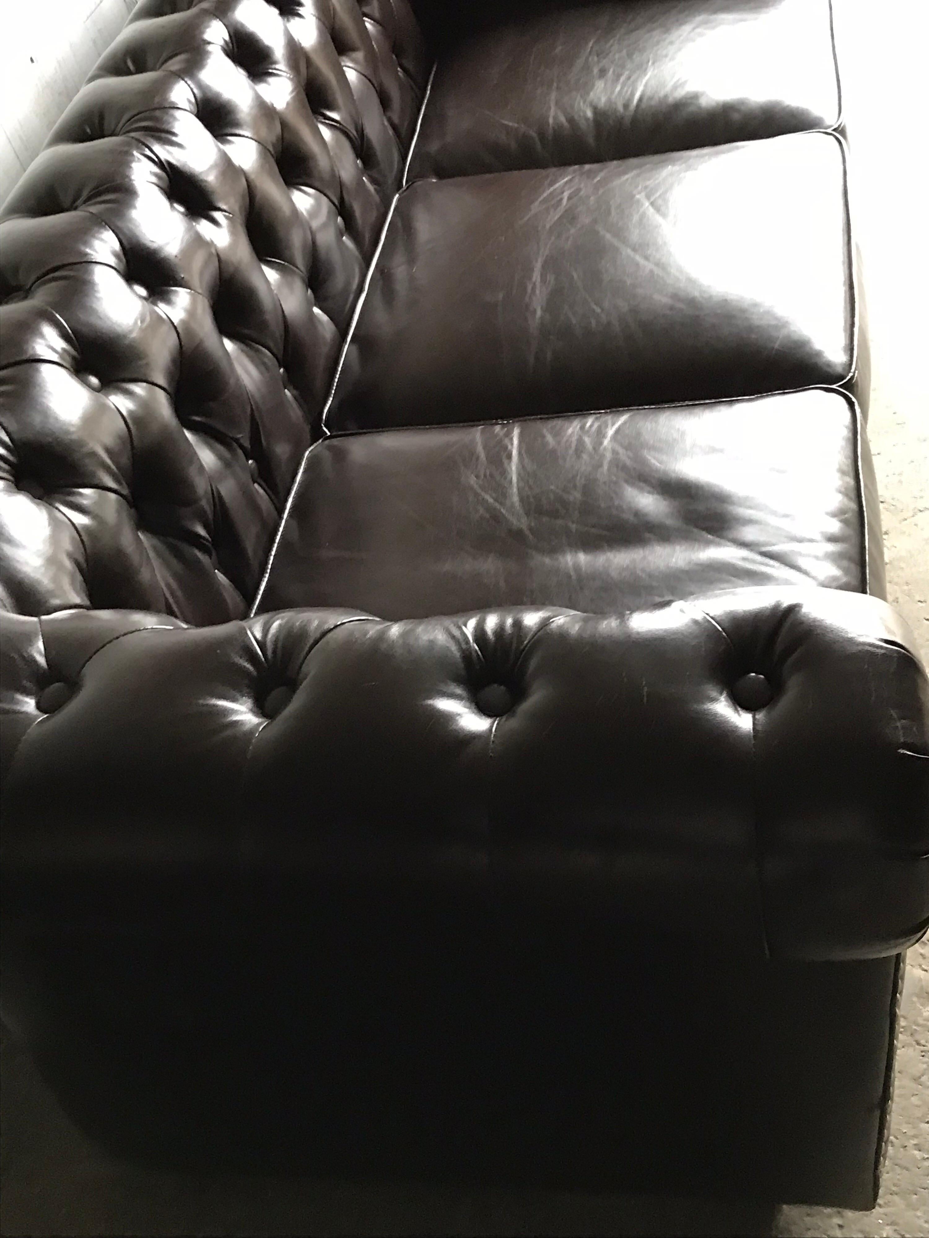 Midcentury English Brown Chesterfield Sofa In Good Condition For Sale In Lábatlan, HU