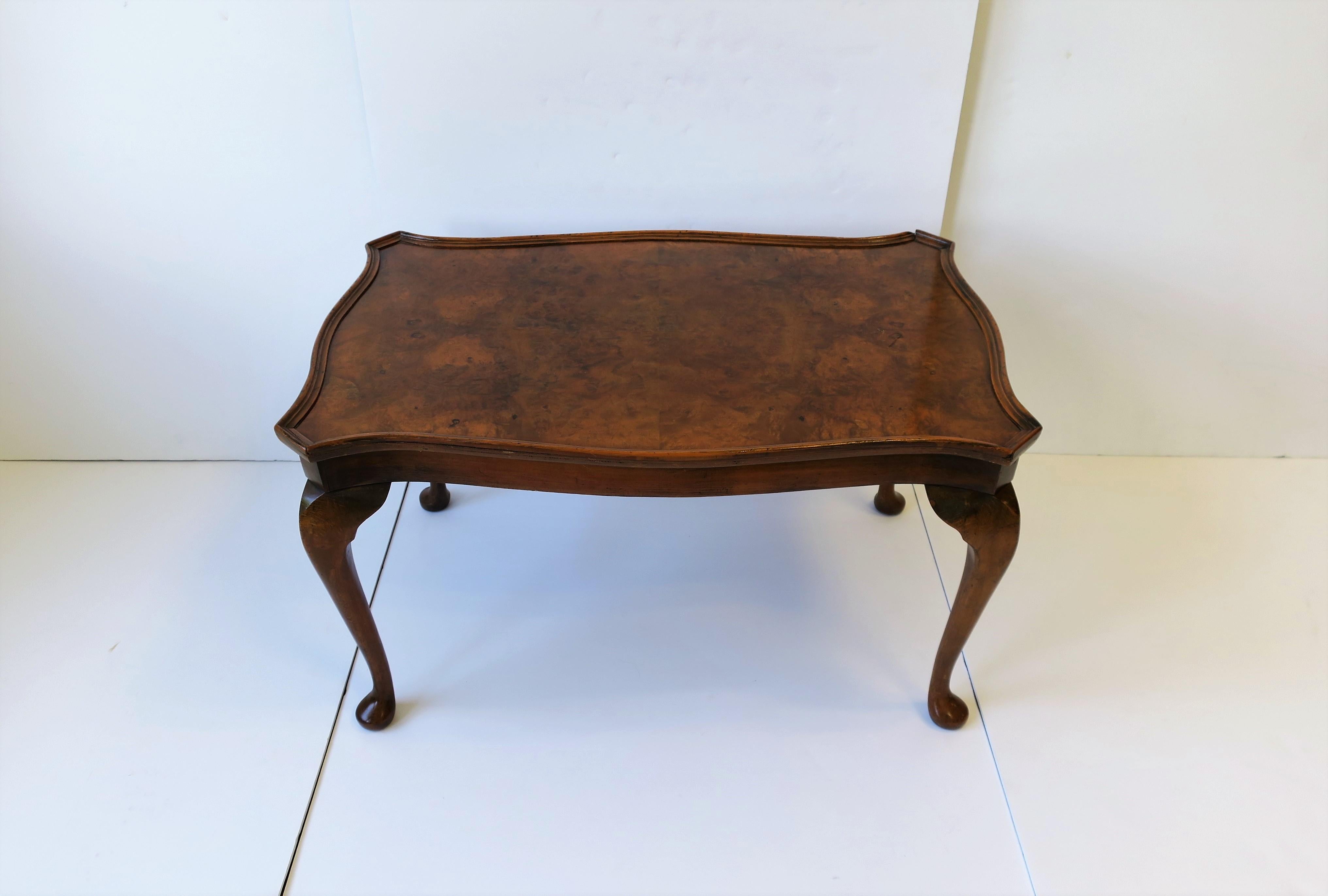 A beautiful English burl wood top coffee or cocktail table with pad feet, in the Queen Anne style, circa Mid-20th century, England. Marked 'Made in England' on underside area as show in images #18-20. 

Table measures: 19.5 in. D x 29.25 in, W x
