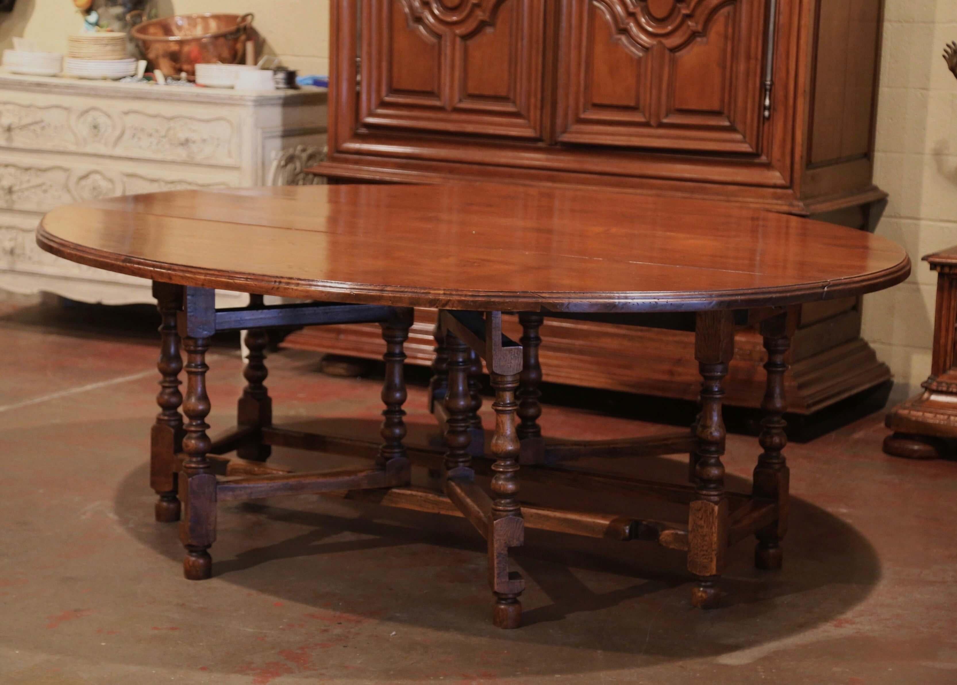 Midcentury English Carved Chestnut Eight Gate-Leg Drop-Leaf Oval Table (Louis XIII.) im Angebot