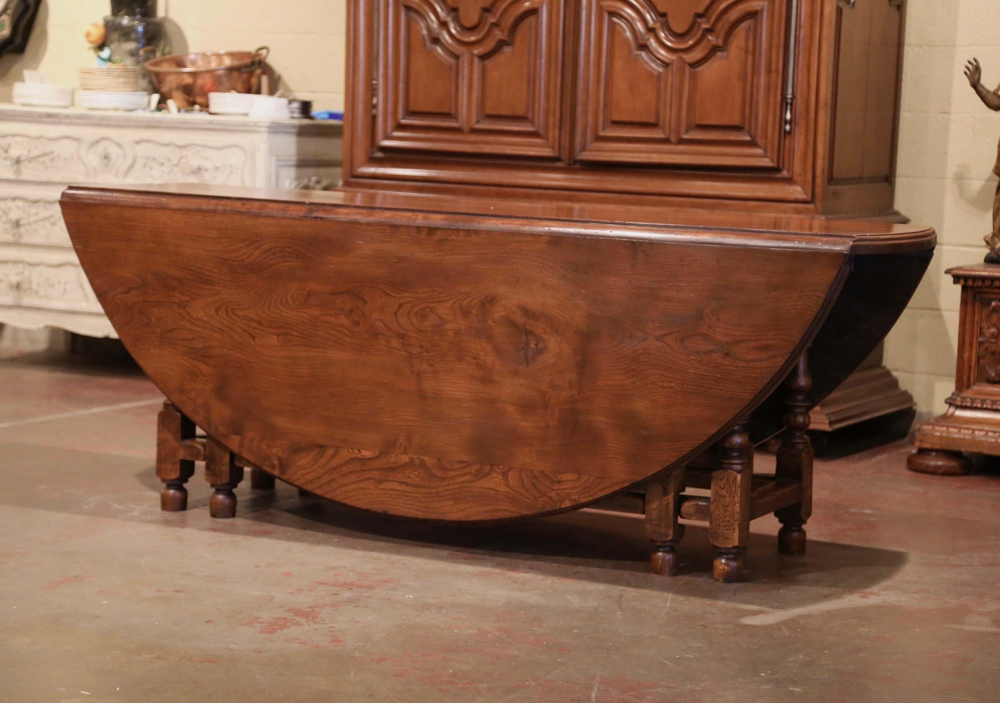 Midcentury English Carved Chestnut Eight Gate-Leg Drop-Leaf Oval Table (Patiniert) im Angebot