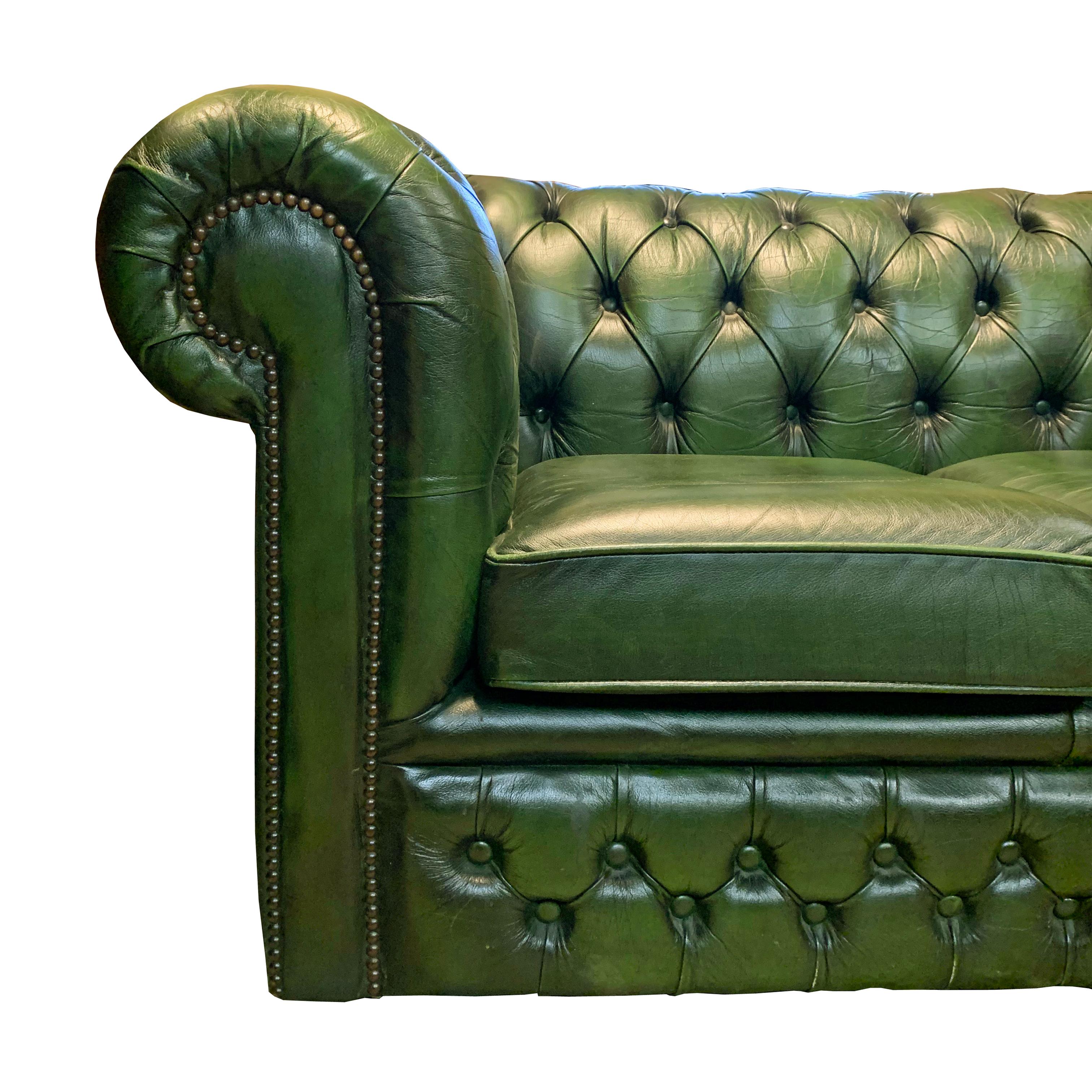 Midcentury English Emerald Green Chesterfield Sofa In Good Condition In Chicago, IL