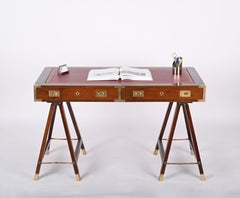 Bureau de style militaire anglais du milieu du siècle en bois et laiton avec dessus en cuir, années 1960