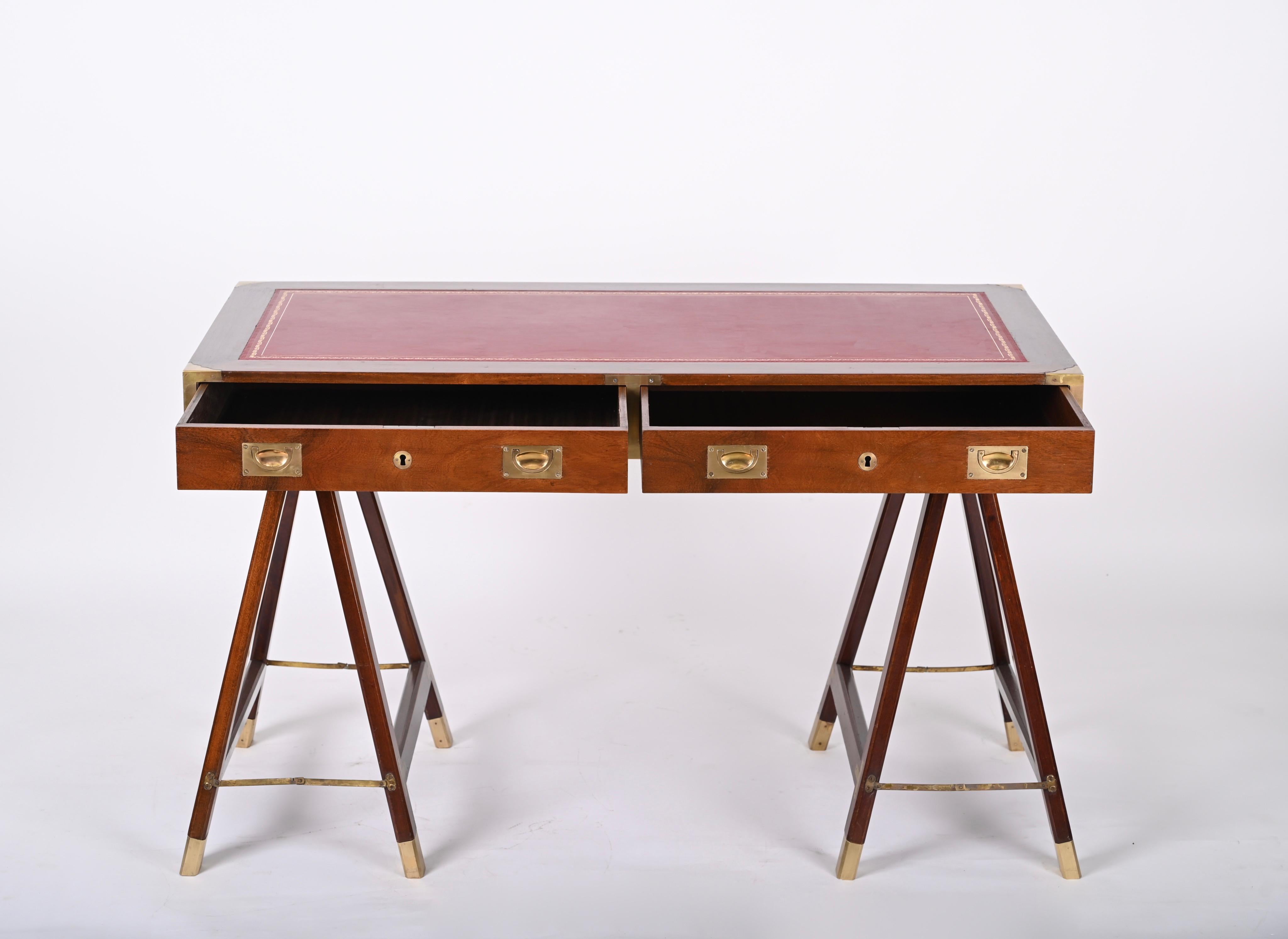 Midcentury English Military Style Wood and Brass Desk with Leather Top, 1960s In Good Condition In Roma, IT