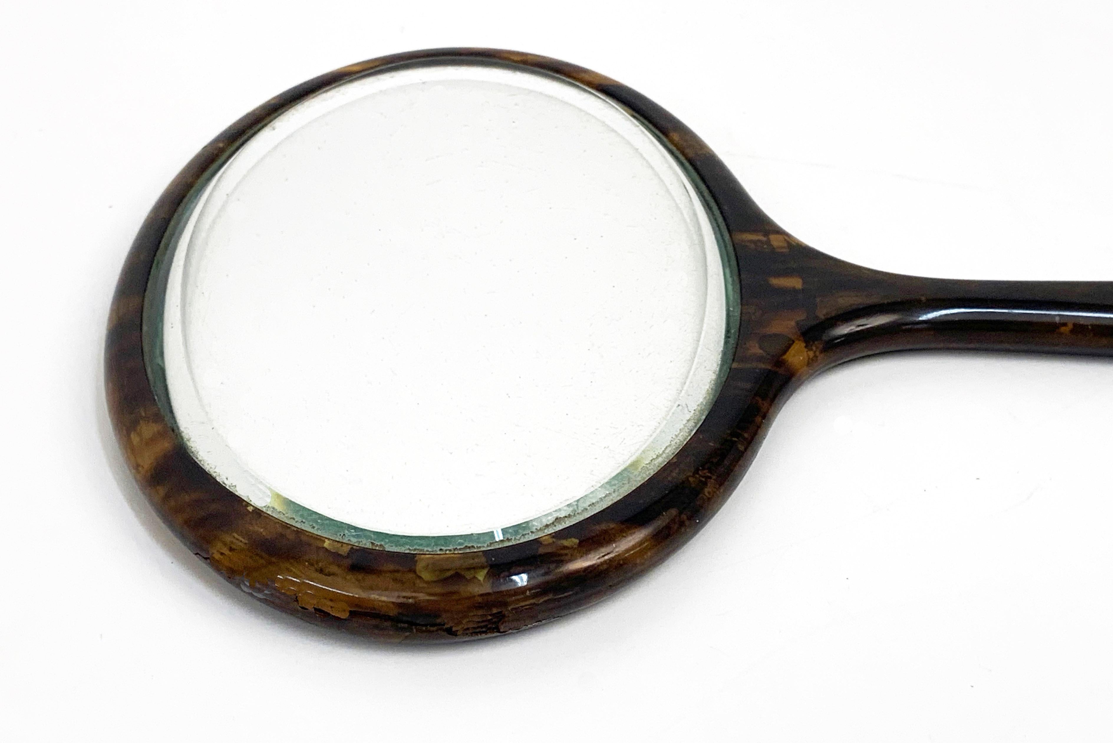 Englischer ovaler tragbarer Spiegel aus Schildpattimitat aus der Jahrhundertmitte, 1950er Jahre (Abgekantet) im Angebot