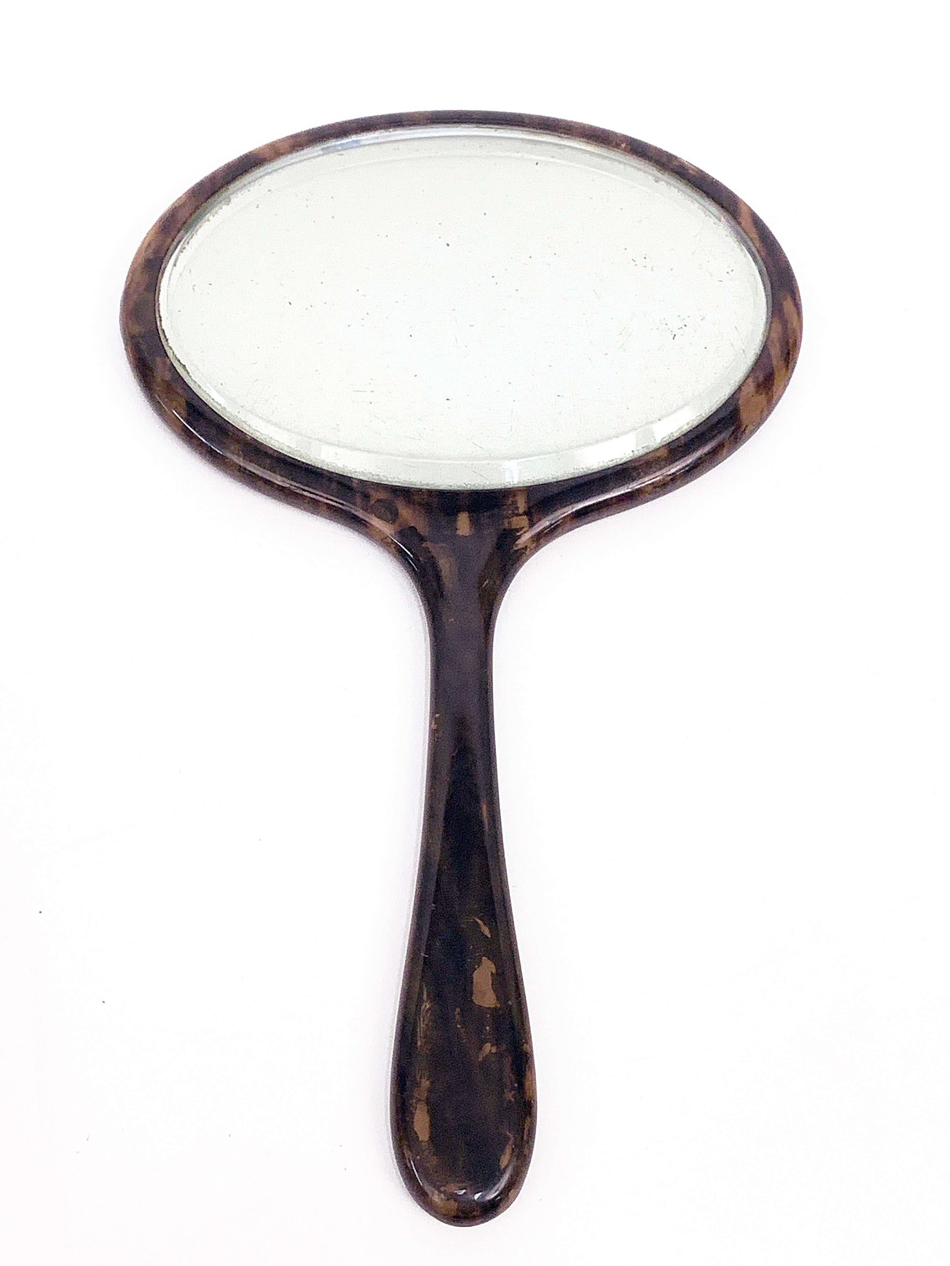 Englischer ovaler tragbarer Spiegel aus Schildpattimitat aus der Jahrhundertmitte, 1950er Jahre im Angebot 1