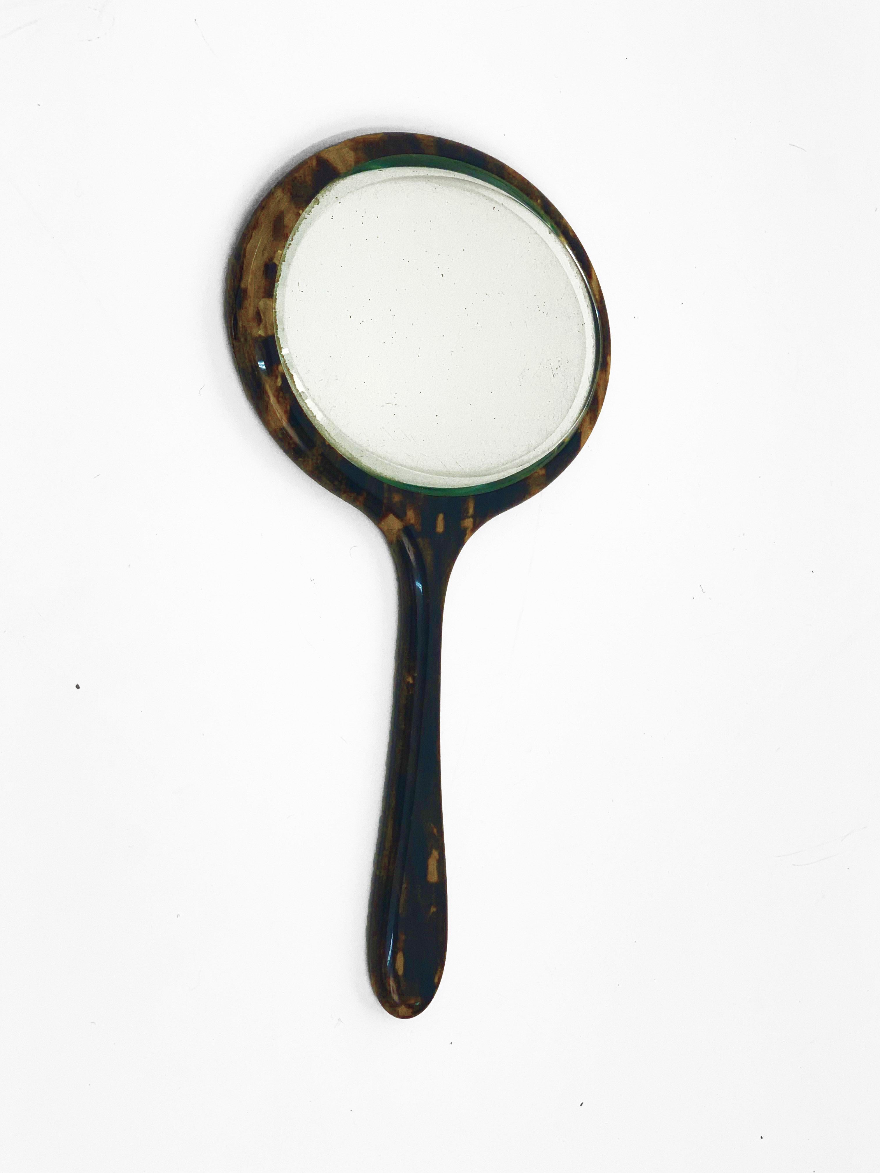 Englischer ovaler tragbarer Spiegel aus Schildpattimitat aus der Jahrhundertmitte, 1950er Jahre im Angebot 3