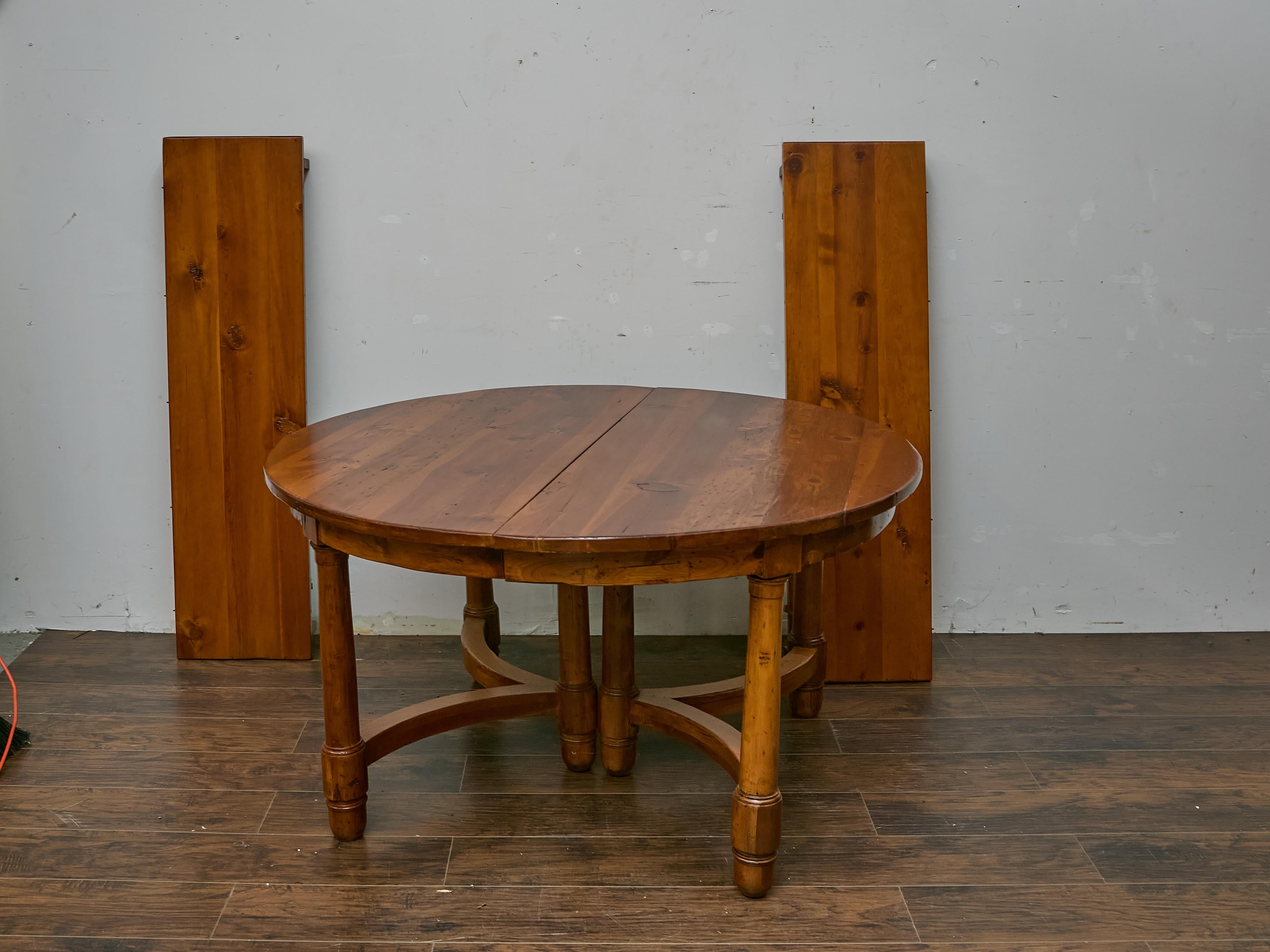 Mesa de Comedor Inglesa de Pino de Mediados de Siglo con Dos Hojas, Tablero Redondo a Ovalado en venta 8