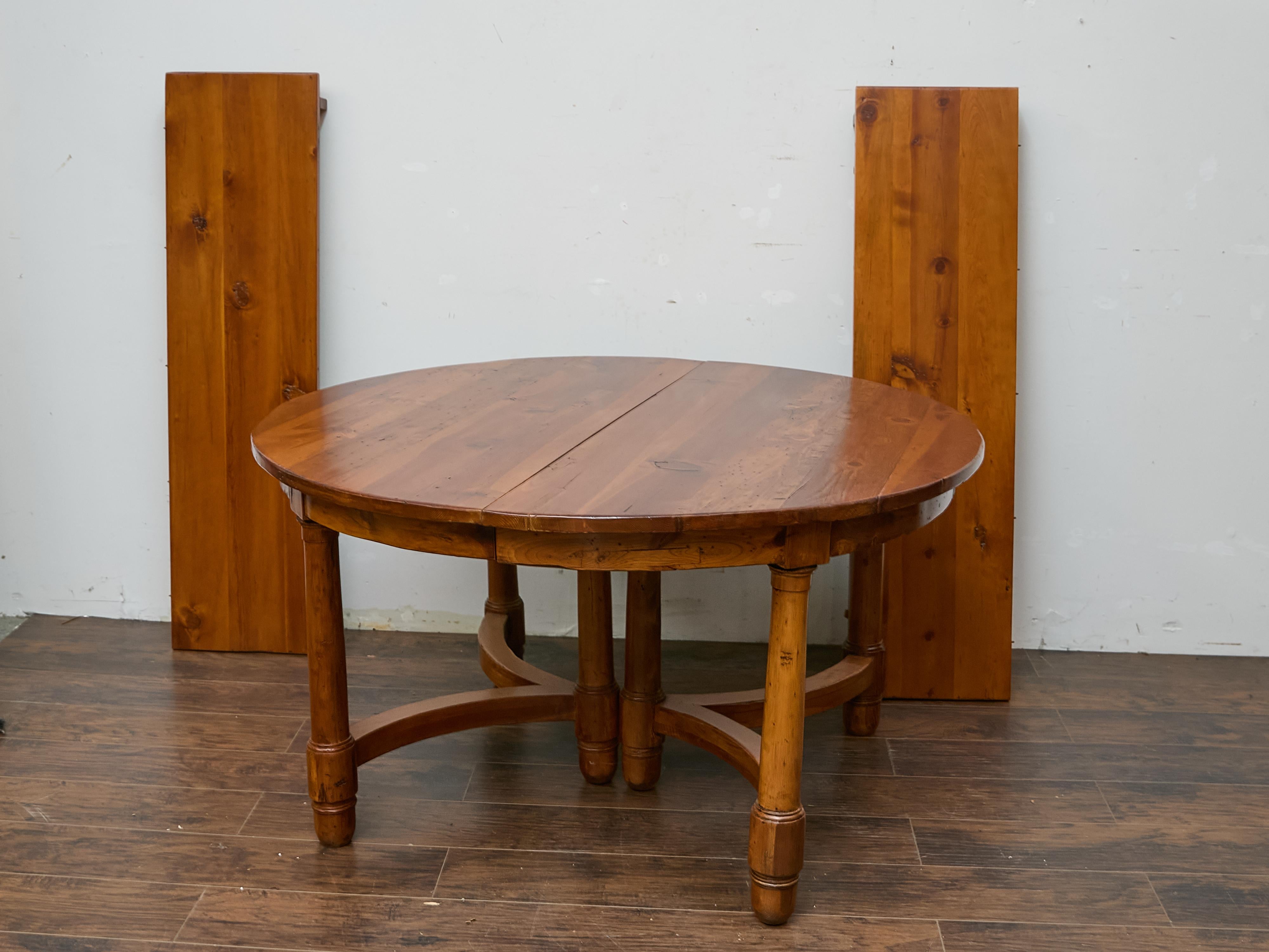 Mesa de Comedor Inglesa de Pino de Mediados de Siglo con Dos Hojas, Tablero Redondo a Ovalado en venta 9