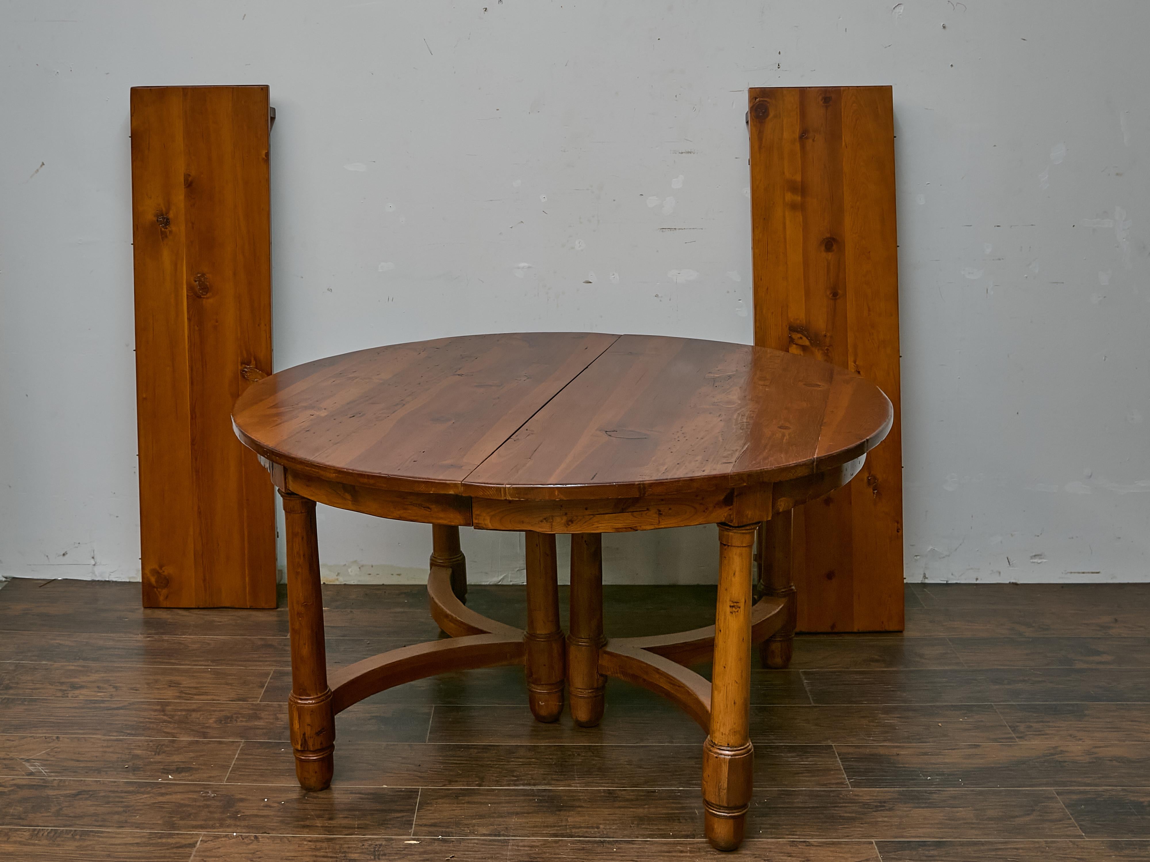 Mesa de Comedor Inglesa de Pino de Mediados de Siglo con Dos Hojas, Tablero Redondo a Ovalado Inglés en venta