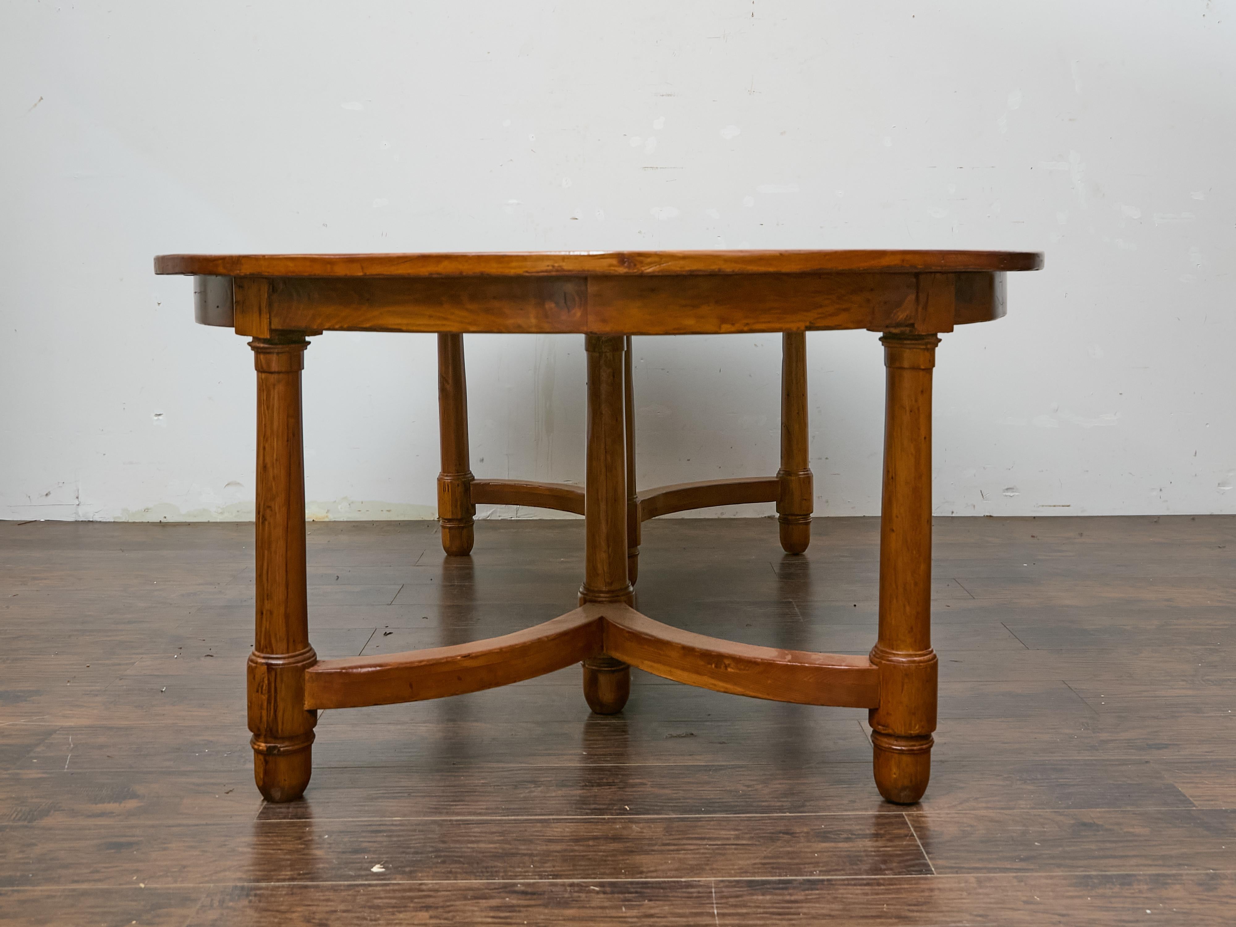 Mesa de Comedor Inglesa de Pino de Mediados de Siglo con Dos Hojas, Tablero Redondo a Ovalado en Bueno estado para la venta en Atlanta, GA