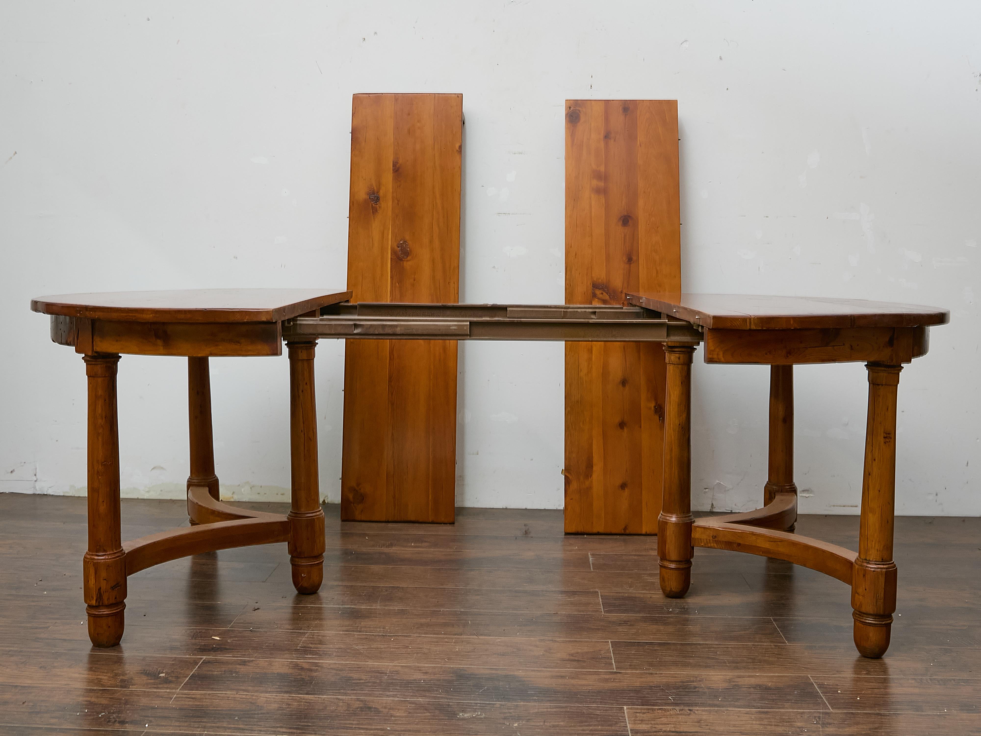 Mesa de Comedor Inglesa de Pino de Mediados de Siglo con Dos Hojas, Tablero Redondo a Ovalado en venta 3
