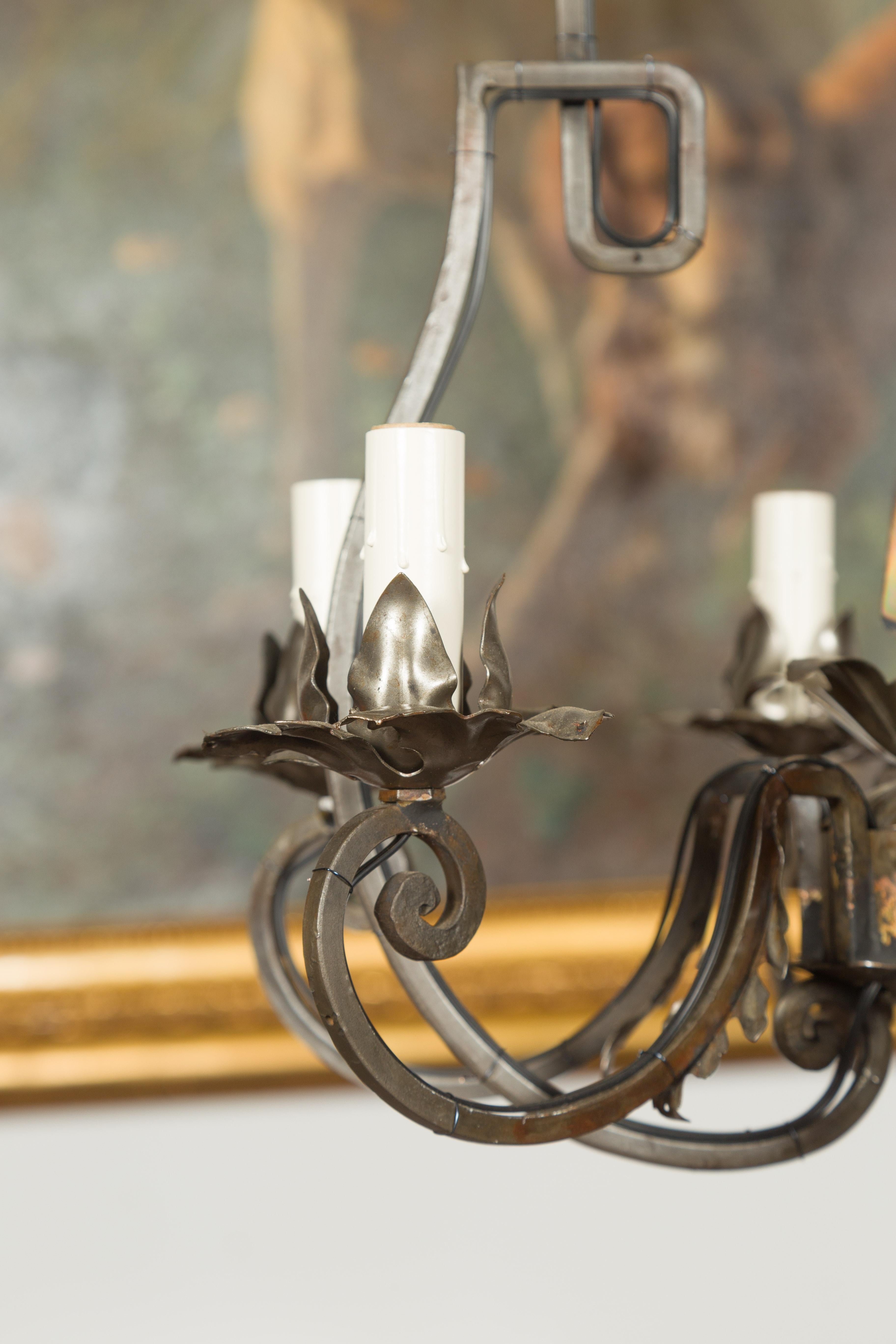 Mid-Century Modern Lustre à six lumières en acier poli anglais du milieu du siècle dernier avec obélisque en cristal en vente