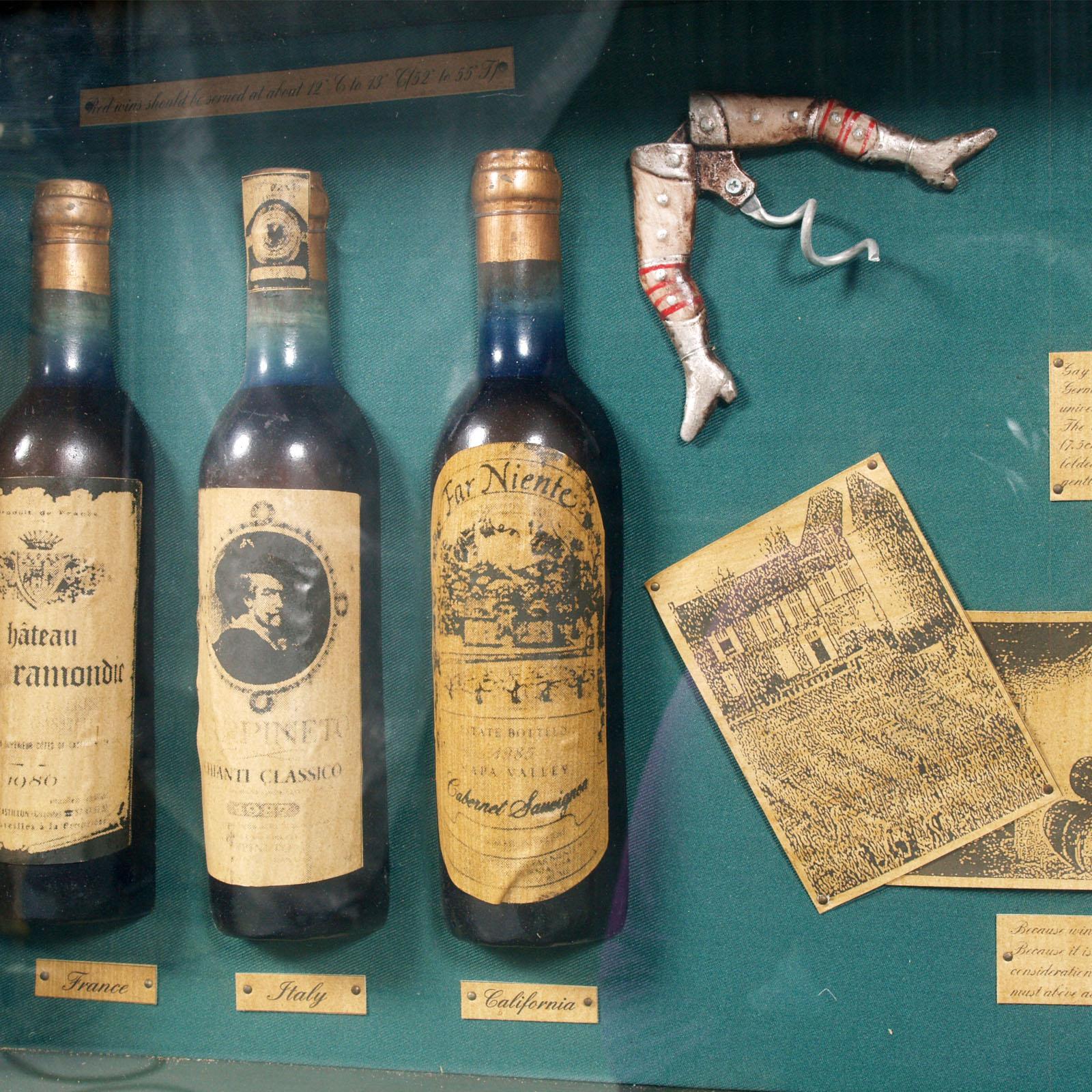 Midcentury English Portobello Famous Wines in the World on Display Case In Good Condition For Sale In Vigonza, Padua