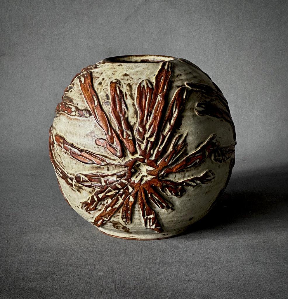 Englische Studio-Keramikvase aus der Mitte des Jahrhunderts mit runder Form, grafischer Oberflächenstruktur und interessanter brutalistischer Sensibilität. Die halbtransparente Glasur zeigt ein erhabenes florales Motiv. Energetisch und