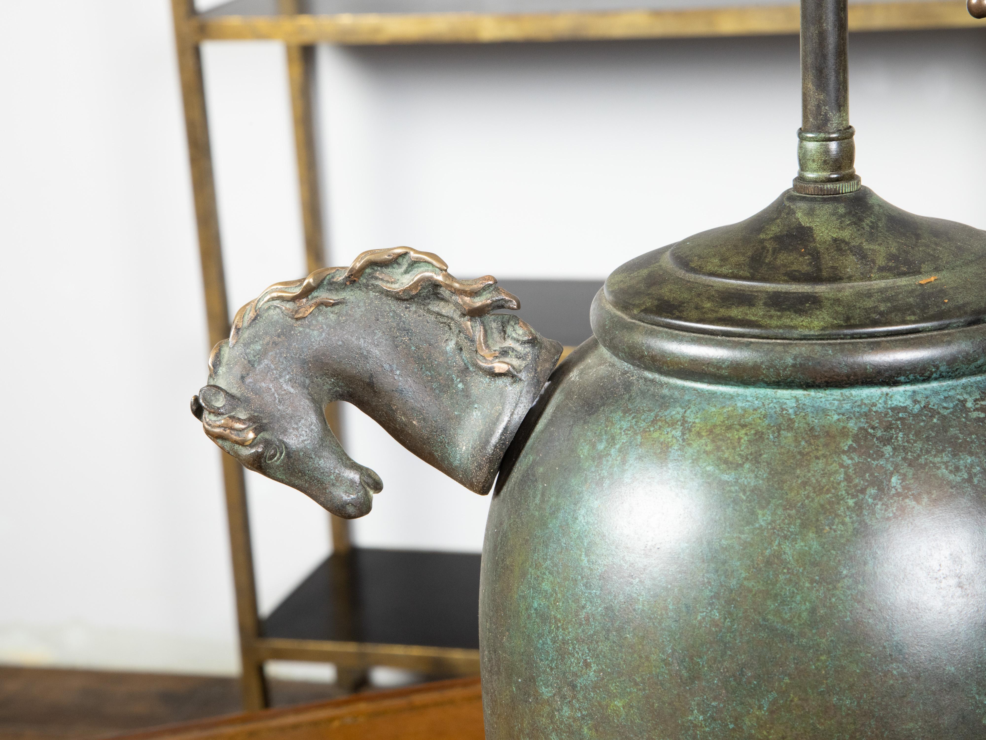 Bronze Lampe de table à deux lumières en bronze vert-de-gris avec têtes de chevaux, Angleterre, milieu du siècle dernier en vente