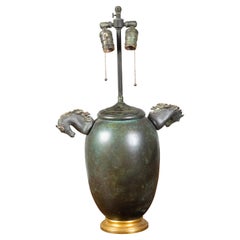 Englische Verdigris-Bronze-Tischlampe mit zwei Lichtern und Pferdeköpfen aus der Mitte des Jahrhunderts