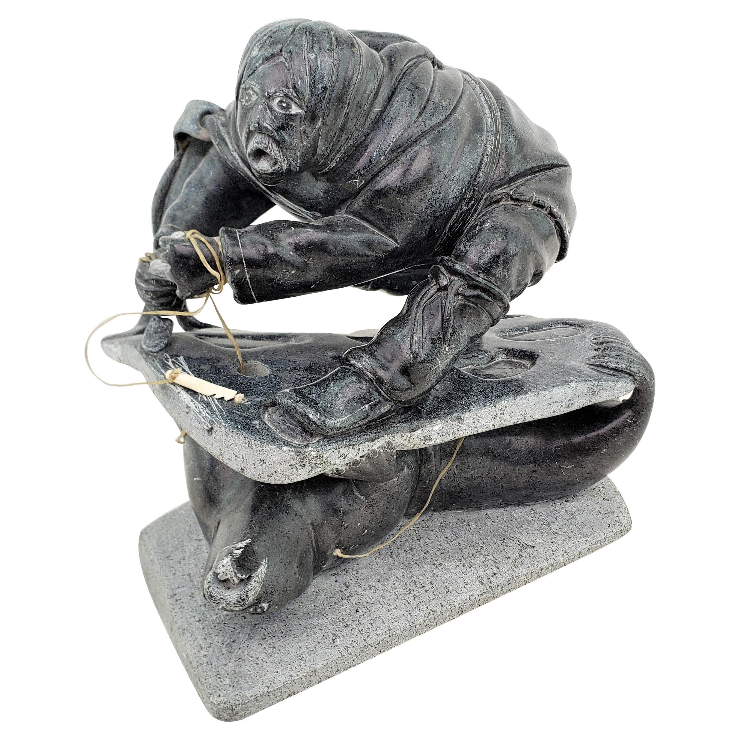 Sculpture en pierre à savon inuit de la région d'Akulivik datant du milieu du siècle et représentant un homme chassant le phoque en vente
