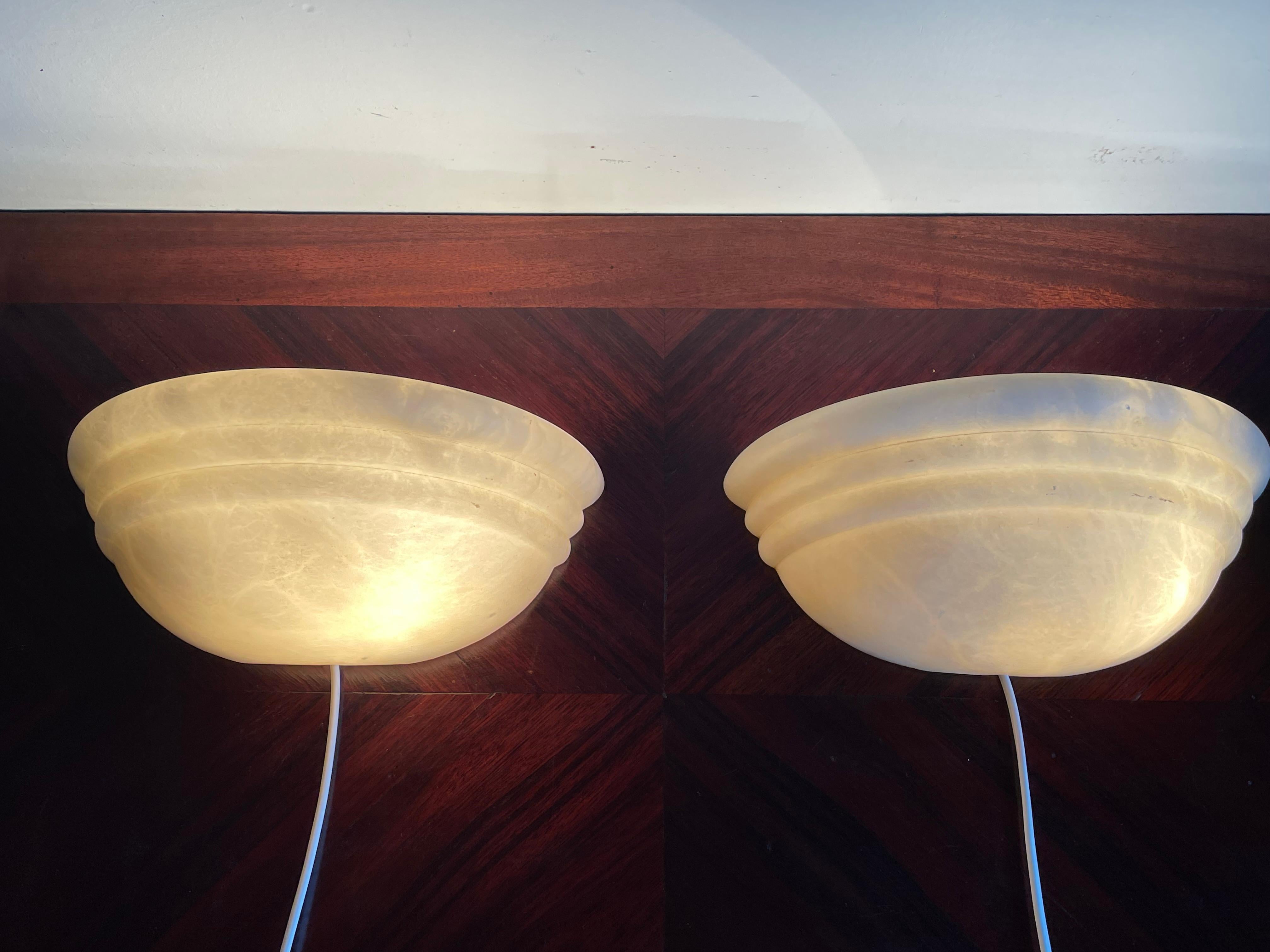 Mid-Century Era Set of Two Small Art Deco Style Alabaster Wall Lamps or Sconces In Good Condition For Sale In Lisse, NL