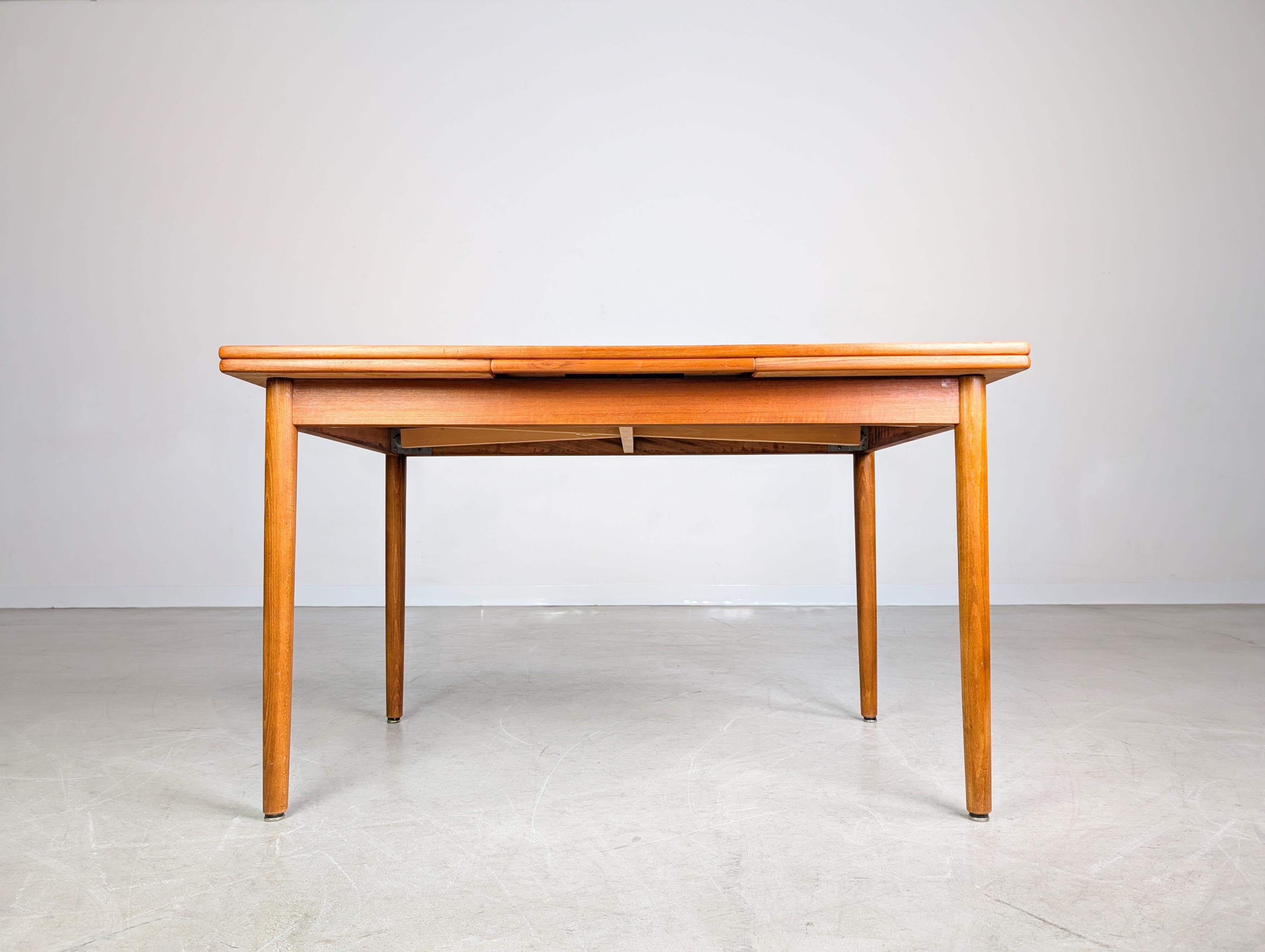 Wir bieten einen wunderschönen ausziehbaren Vintage Teakholz Esstisch aus den 1960er Jahren zum Verkauf an. La table a été fabriquée par Rogenstrup Möbelfabrik à Dänemark et se distingue par sa forme minimaliste et typique de l'ère mid-century