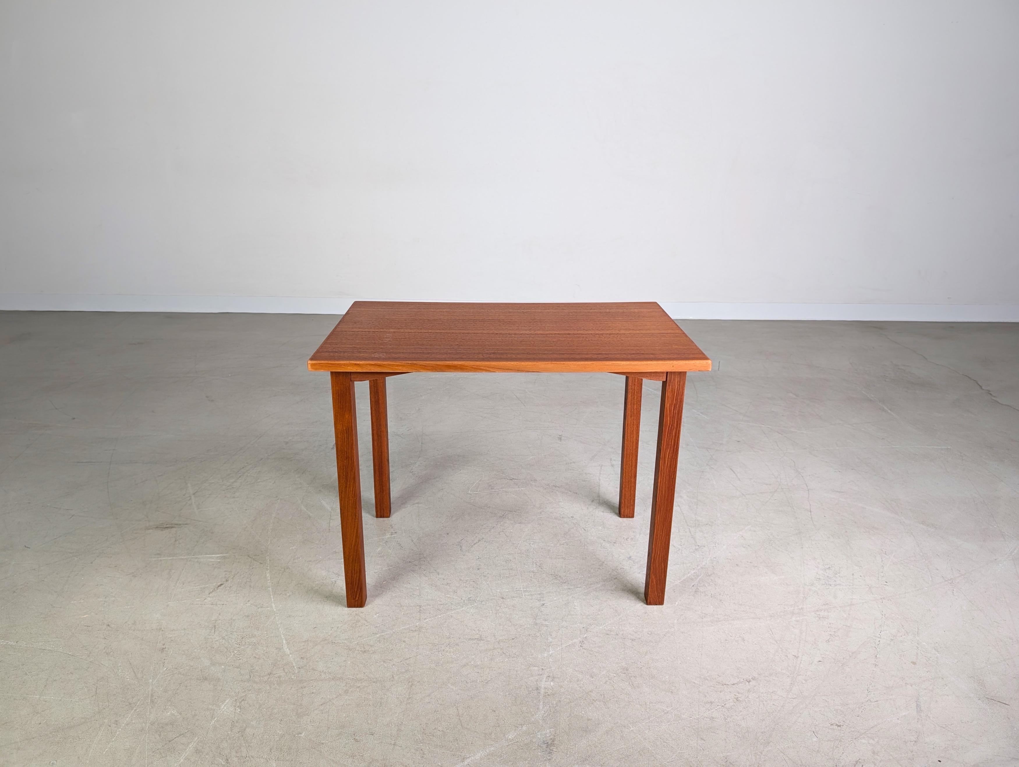 Offriamo un fantastico Beistelltisch vintage di piccole dimensioni degli anni '60 per la vendita. Il tavolo è realizzato in teakholz di alta qualità e si ispira allo stile skandinavo del Midcentury.

Zustand: Guter gebrauchter Zustand mit