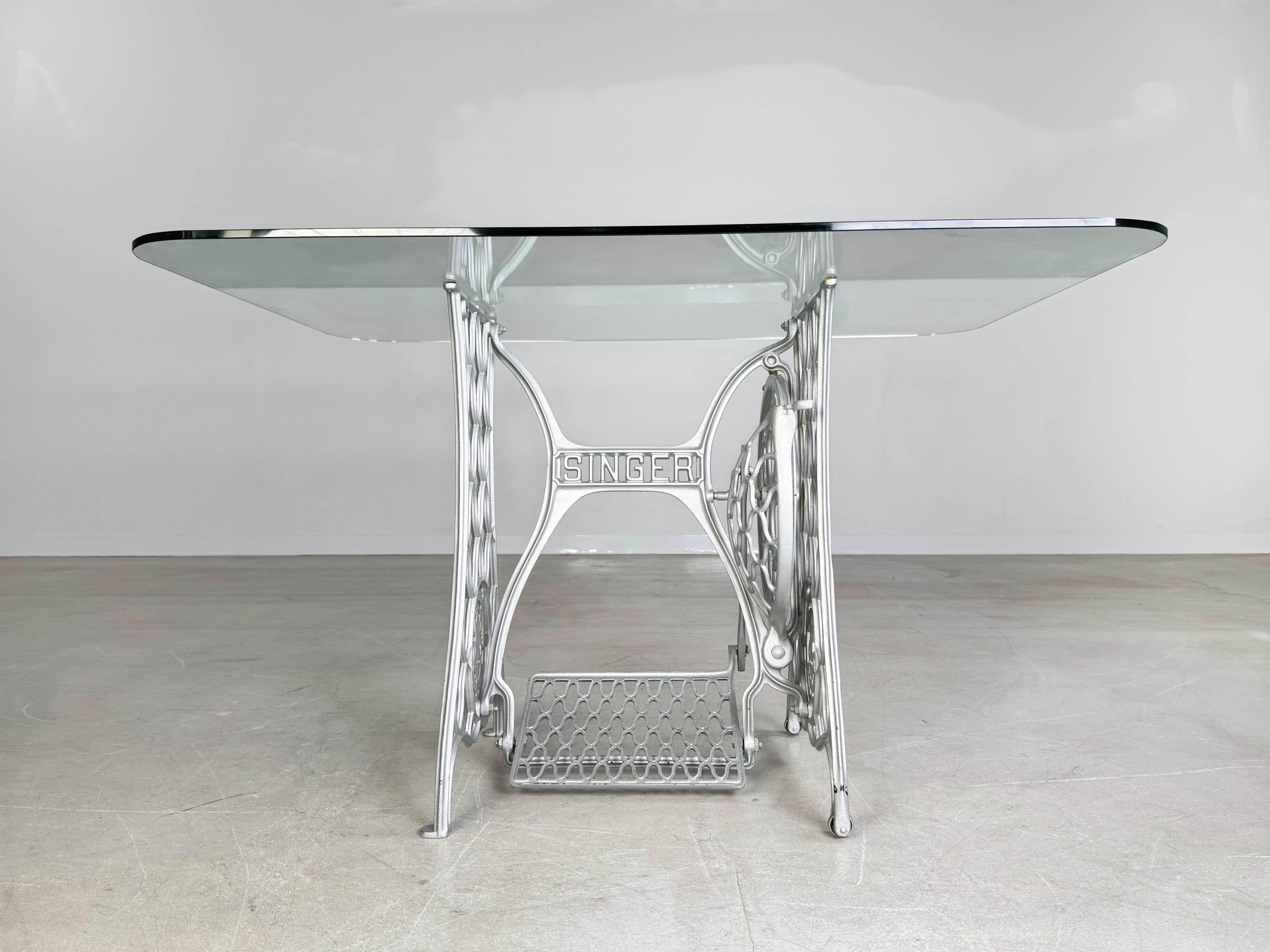 Mid-Century Modern Midcentury Esstisch Glastisch Singer Nähmaschinen Gusseisen Unikat en vente