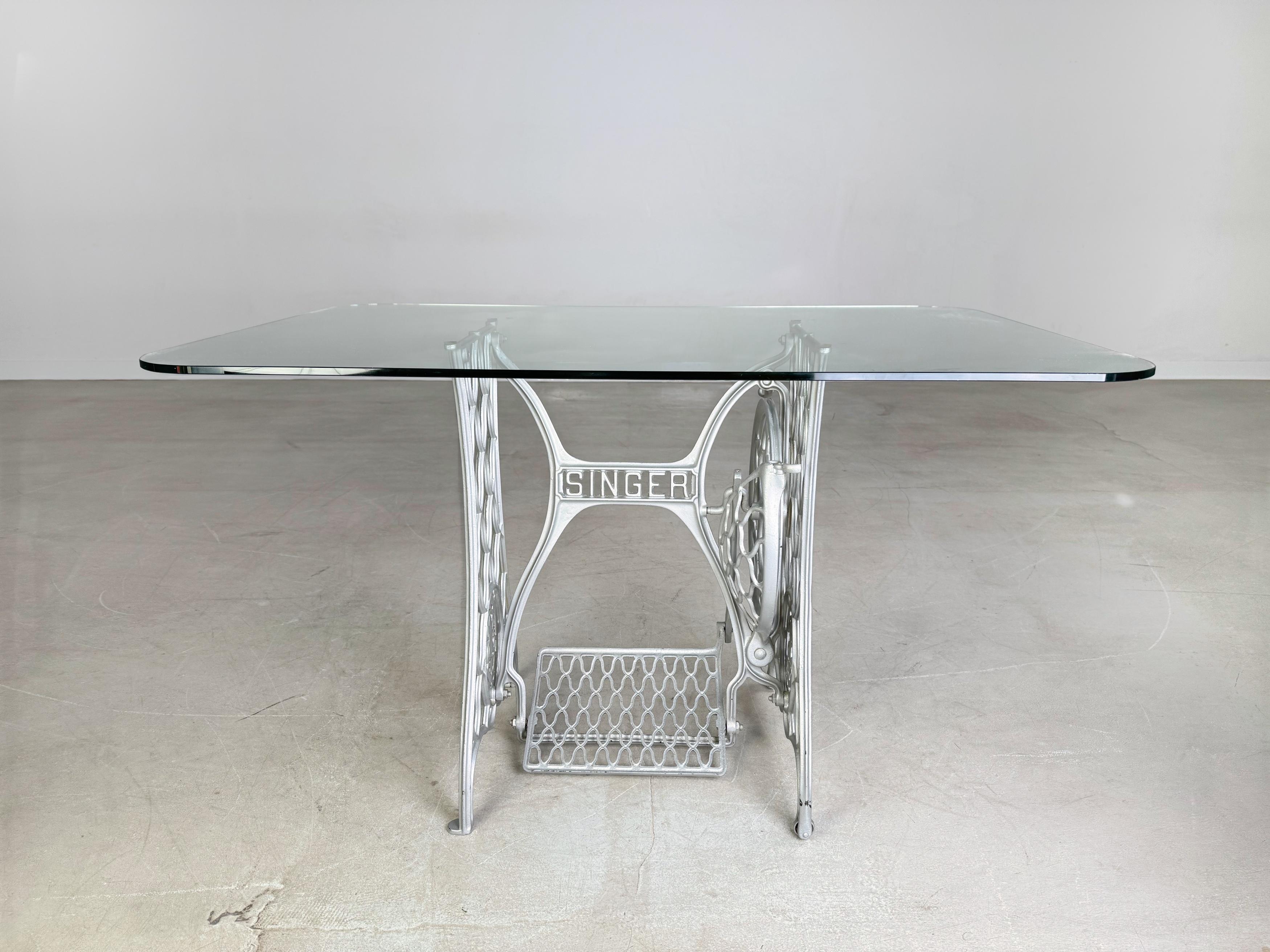 Midcentury Esstisch Glastisch Singer Nähmaschinen Gusseisen Unikat Bon état - En vente à Berlin, DE