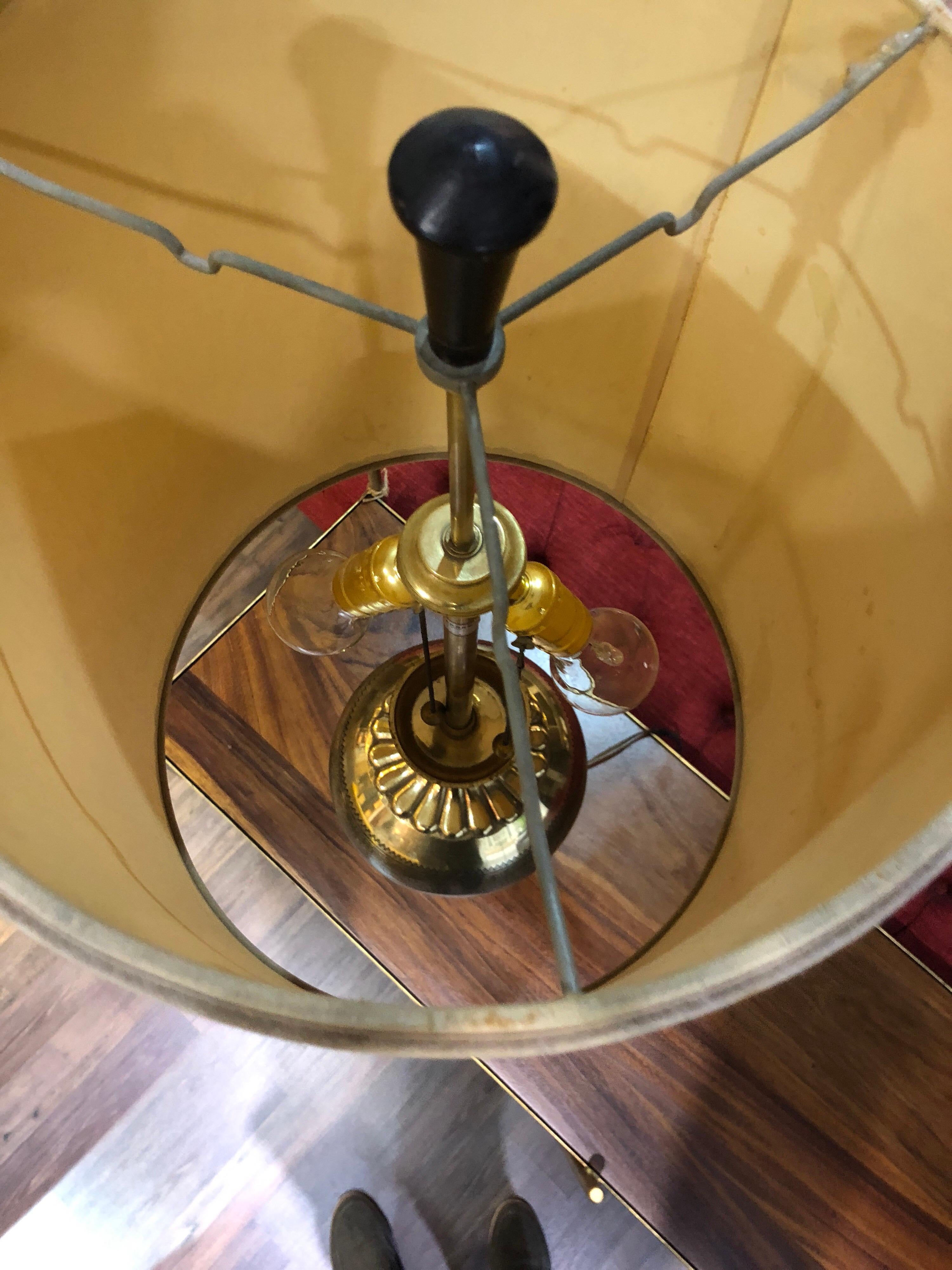 Midcentury Etched Brass Urn Marbro Table Lamp In Good Condition In San Pedro Garza Garcia, Nuevo Leon