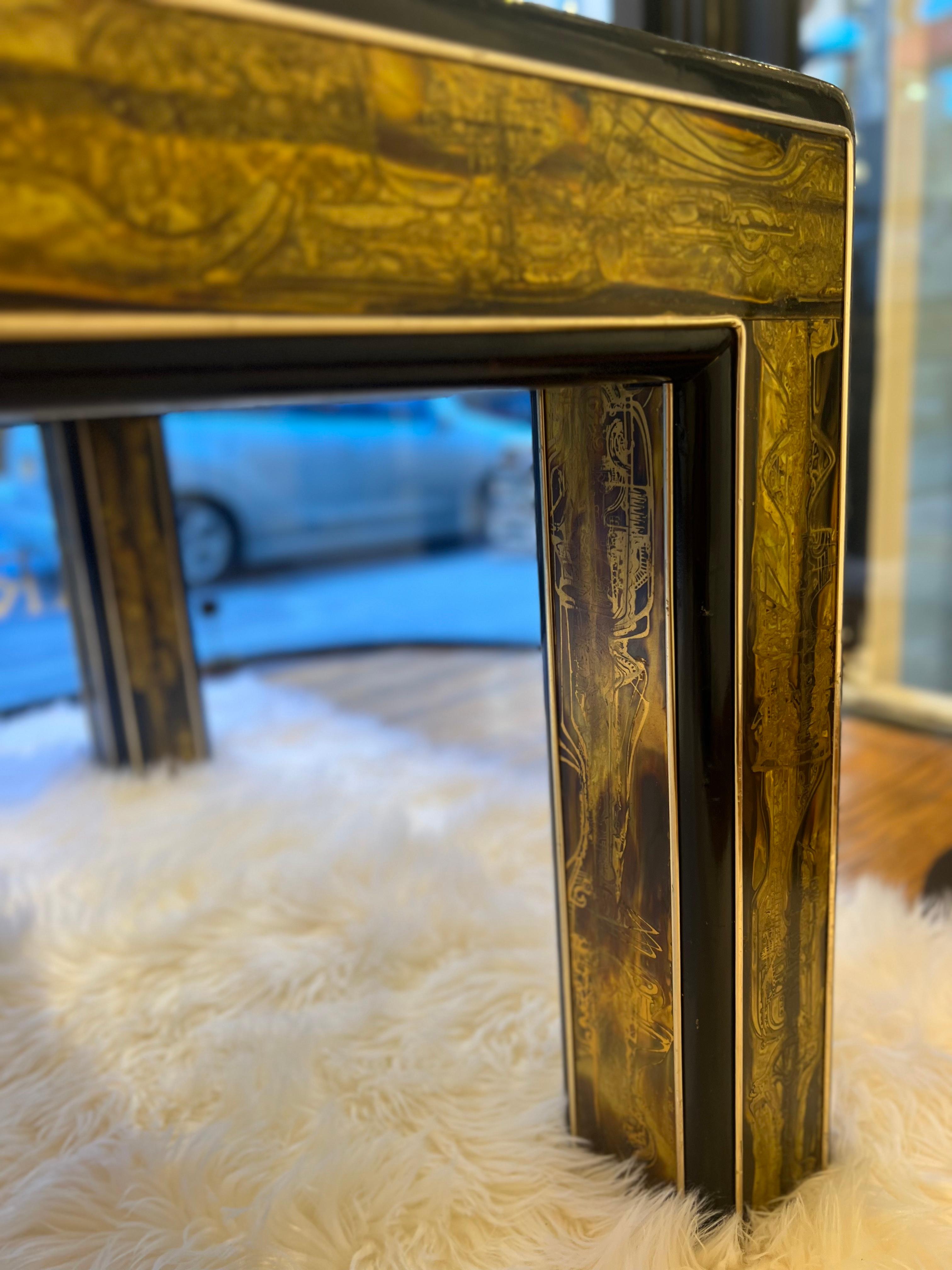 Buriné Table basse en métal gravé du milieu du siècle en vente