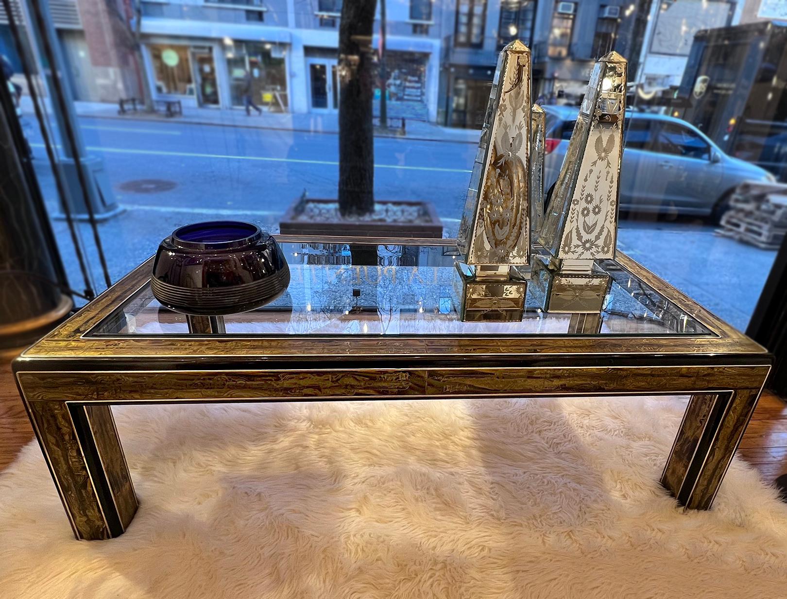 Table basse en métal gravé du milieu du siècle Bon état - En vente à New York, NY