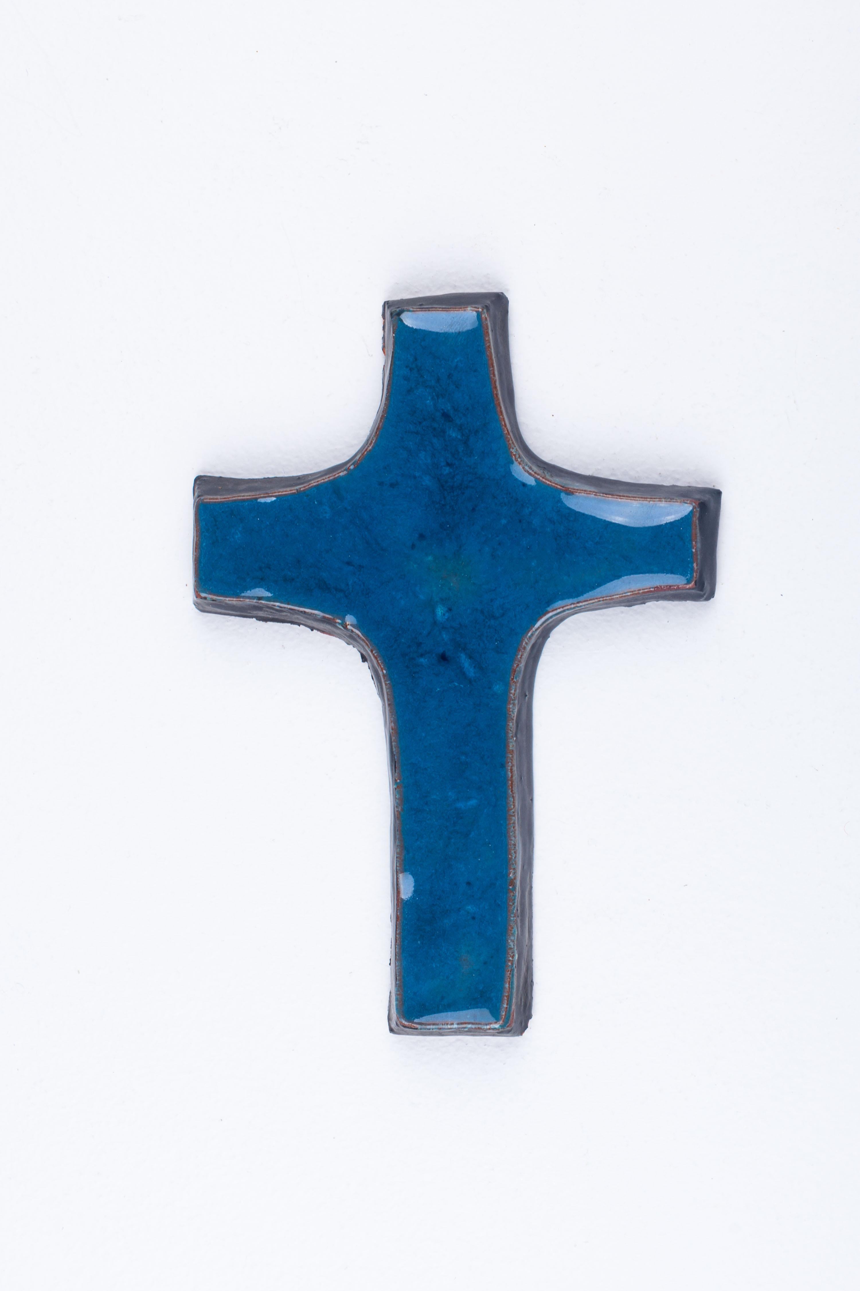 This cross's vibrant blue hues, crafted in varying depths by Flemish artisans, create a multidimensional aspect that captures the eye. From the luminous light blues to the profound dark blues, the cross radiates a sense of depth. Adding to its