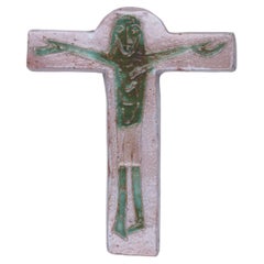 Croix en céramique grise européenne du milieu du siècle avec figure du Christ d'un autre monde en vert