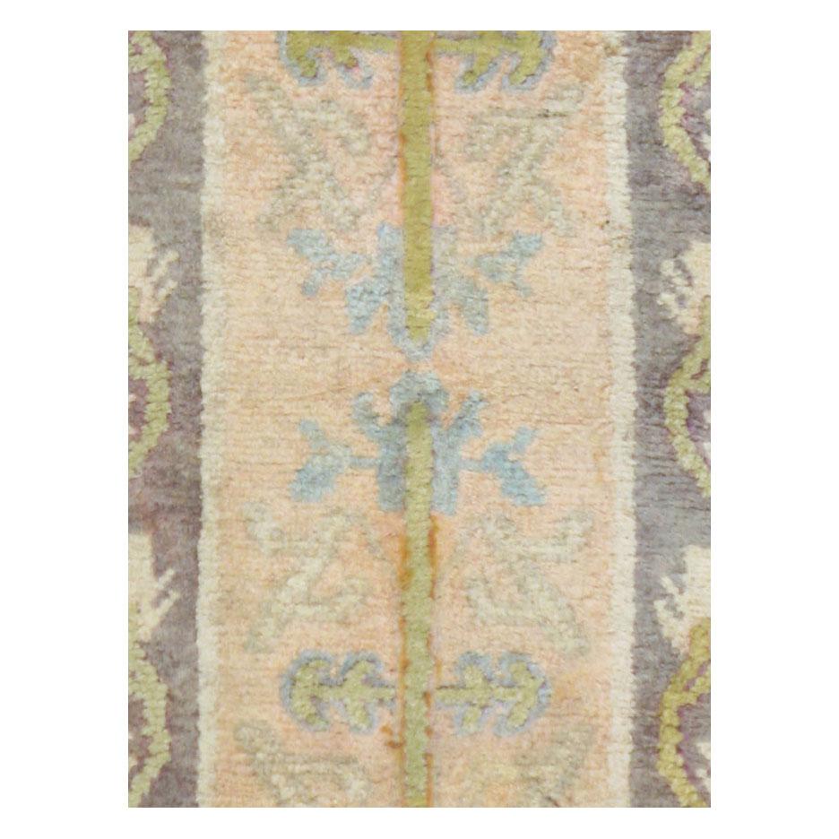 Ein alter ostturkestanischer Khotan-Teppich im Läuferformat, handgefertigt Mitte des 20. Jahrhunderts. Das für einen traditionellen Khotan ungewöhnliche Design ist eindeutig von europäischen Designs inspiriert und erinnert mit seinem großflächigen