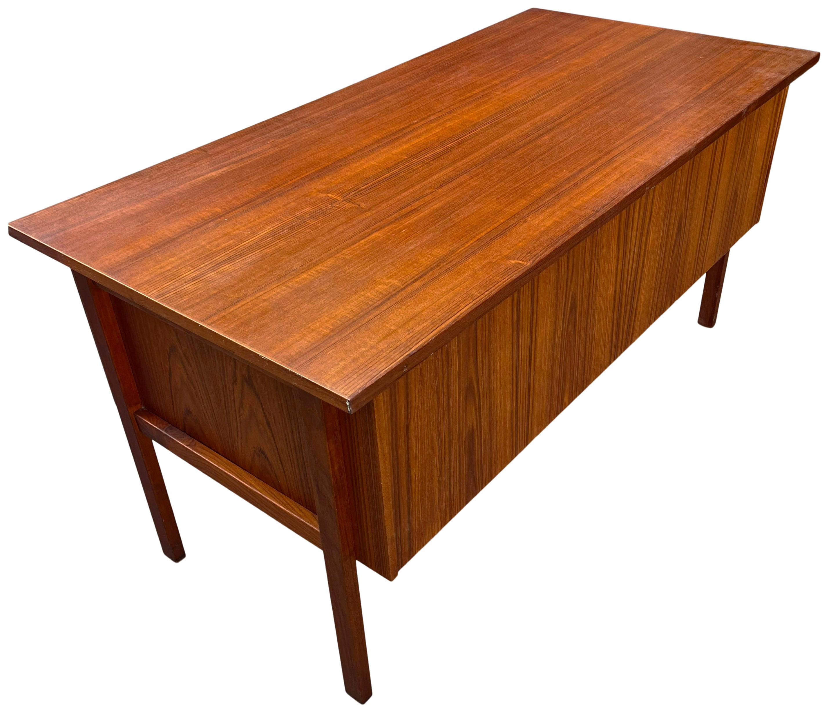 Mid-Century Executive Desk with Hidden Compartment Teak In Good Condition In BROOKLYN, NY