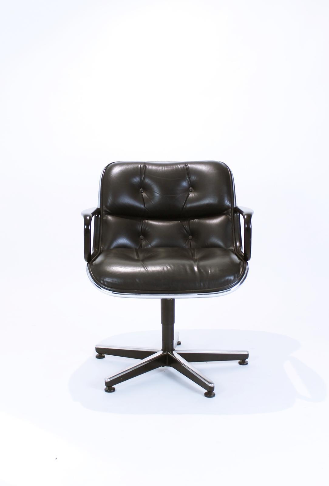 American Midcentury Executive Swivel Armchair by Charles Pollock for Knoll International For Sale
