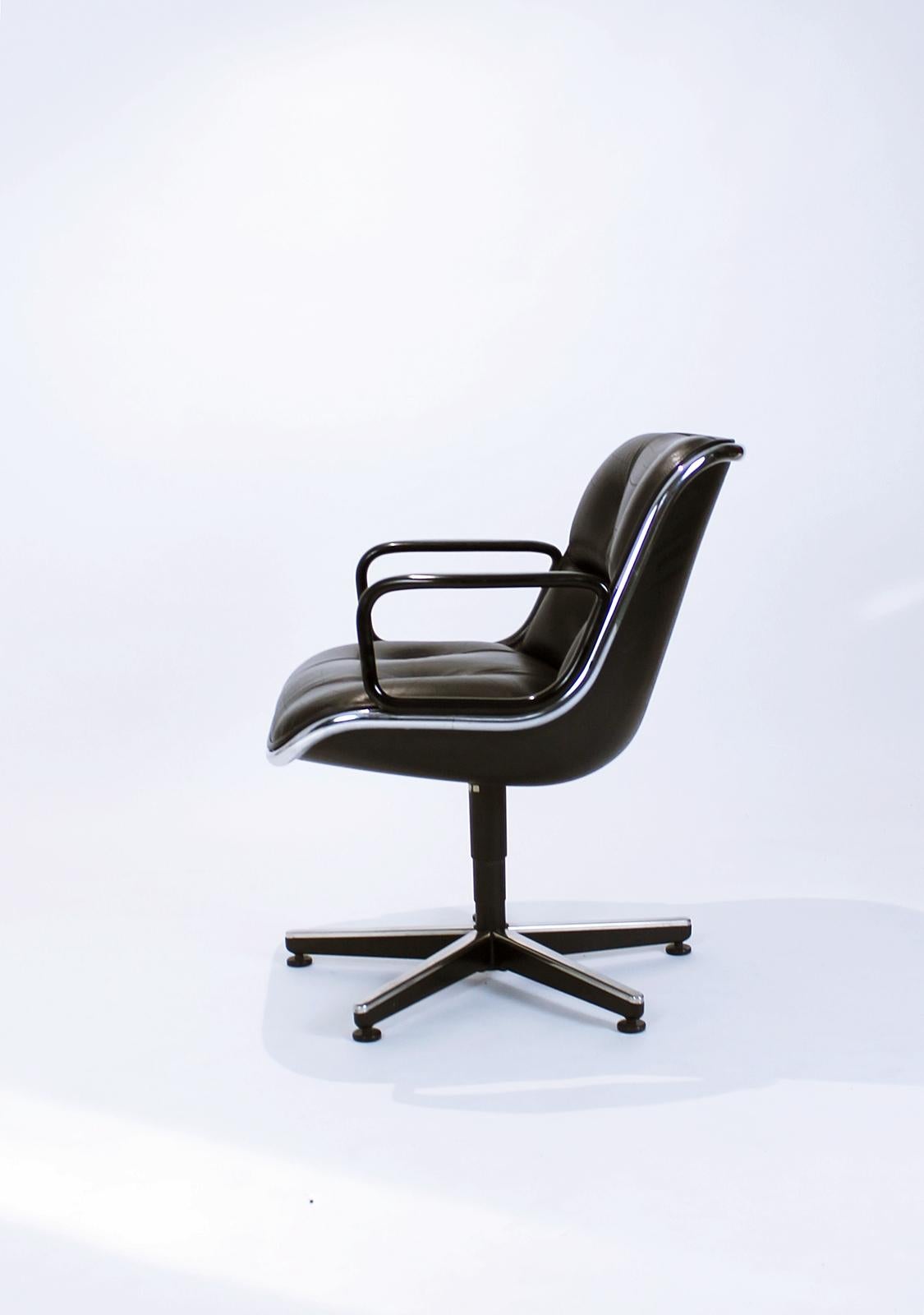 Late 20th Century Midcentury Executive Swivel Armchair by Charles Pollock for Knoll International For Sale