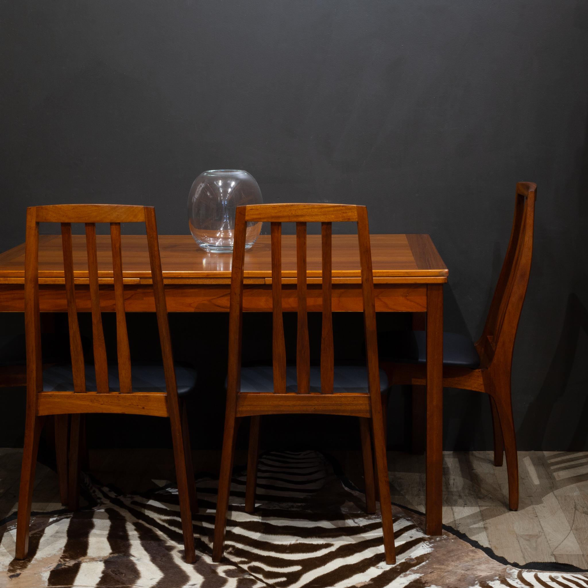 Mid-Century moderno Midcentury Expandable Danish Teak Dining Table c.1960 in vendita