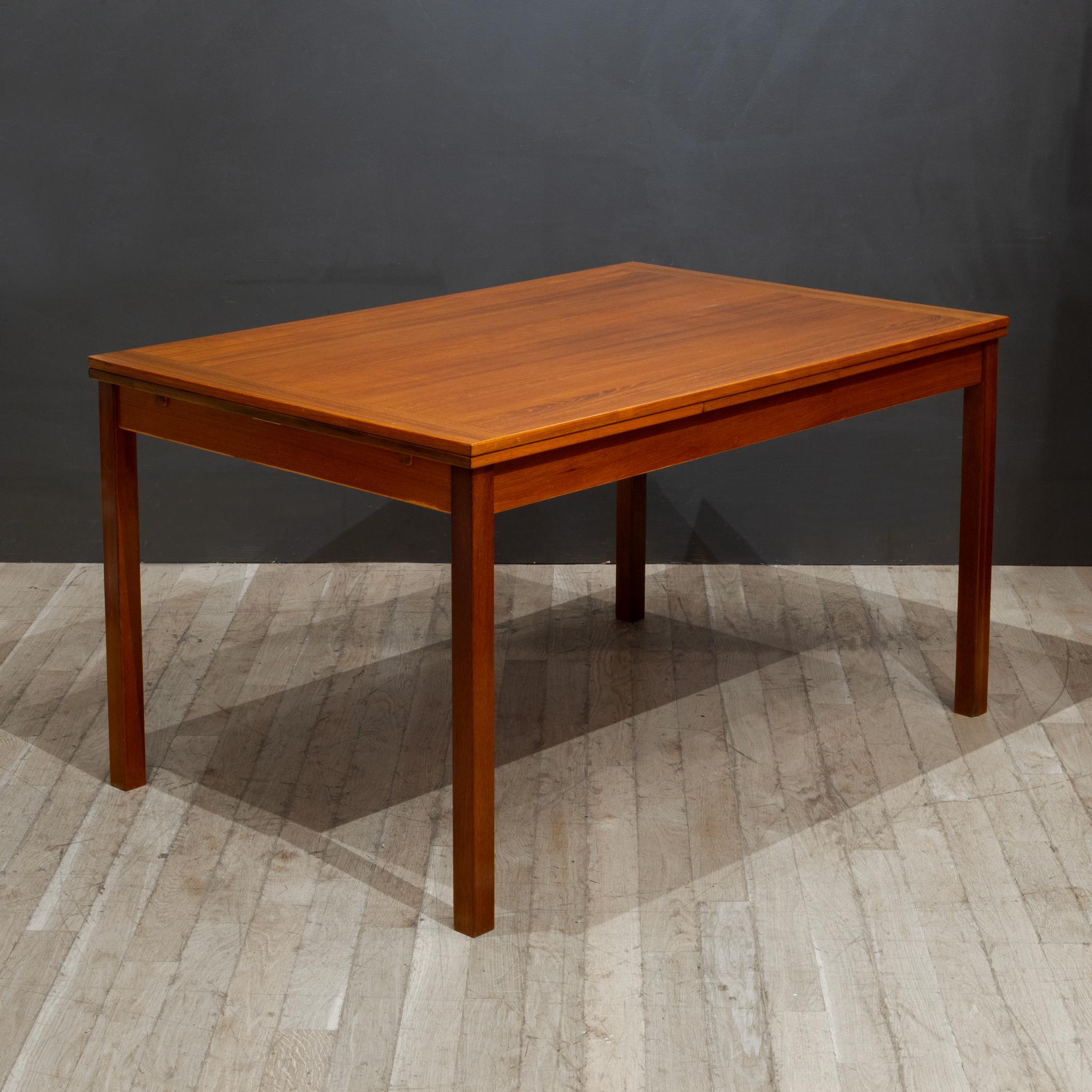 Danese Midcentury Expandable Danish Teak Dining Table c.1960 in vendita