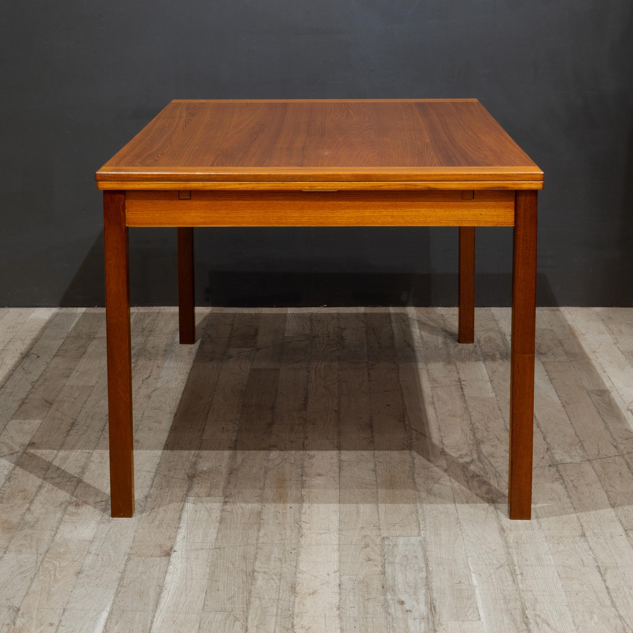 XX secolo Midcentury Expandable Danish Teak Dining Table c.1960 in vendita