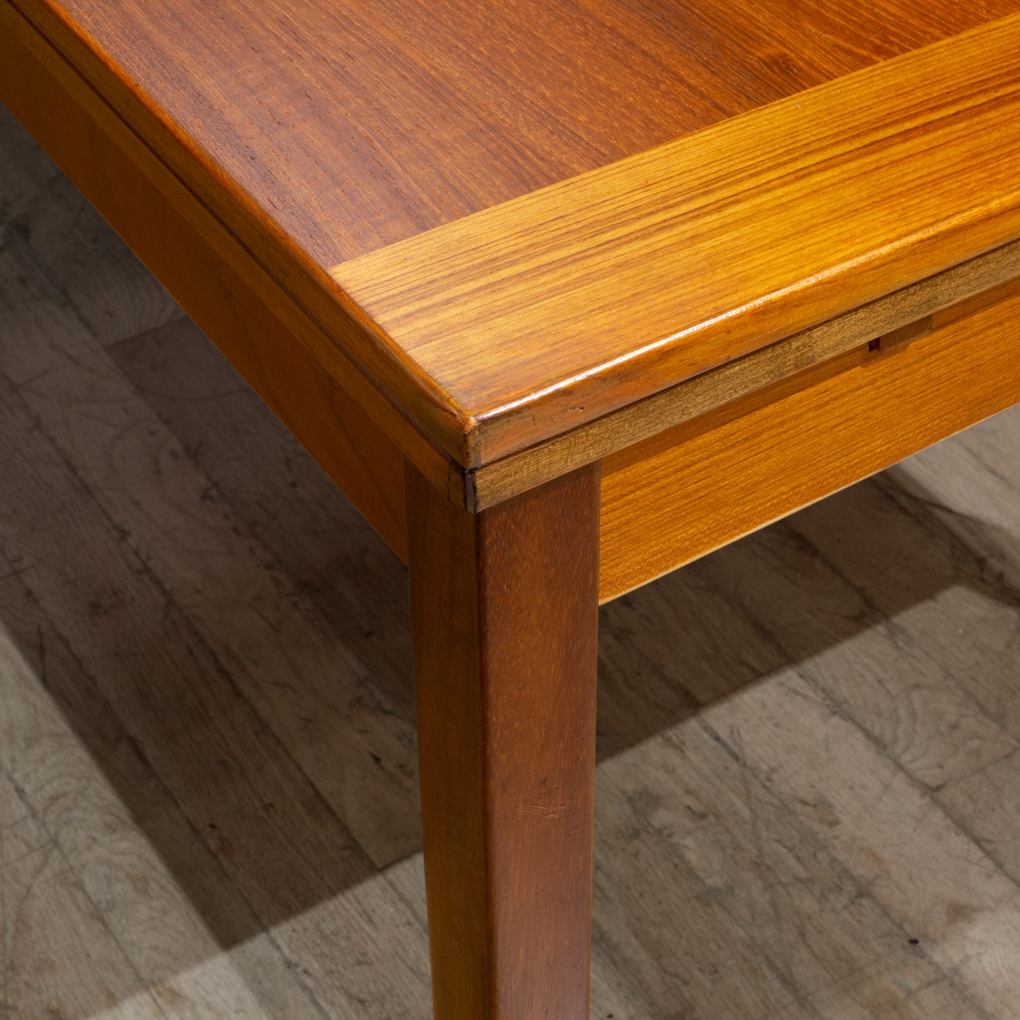 Midcentury Expandable Danish Teak Dining Table c.1960 in vendita 2