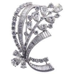 Broche exquise en platine et diamants de 14 carats du milieu du siècle dernier