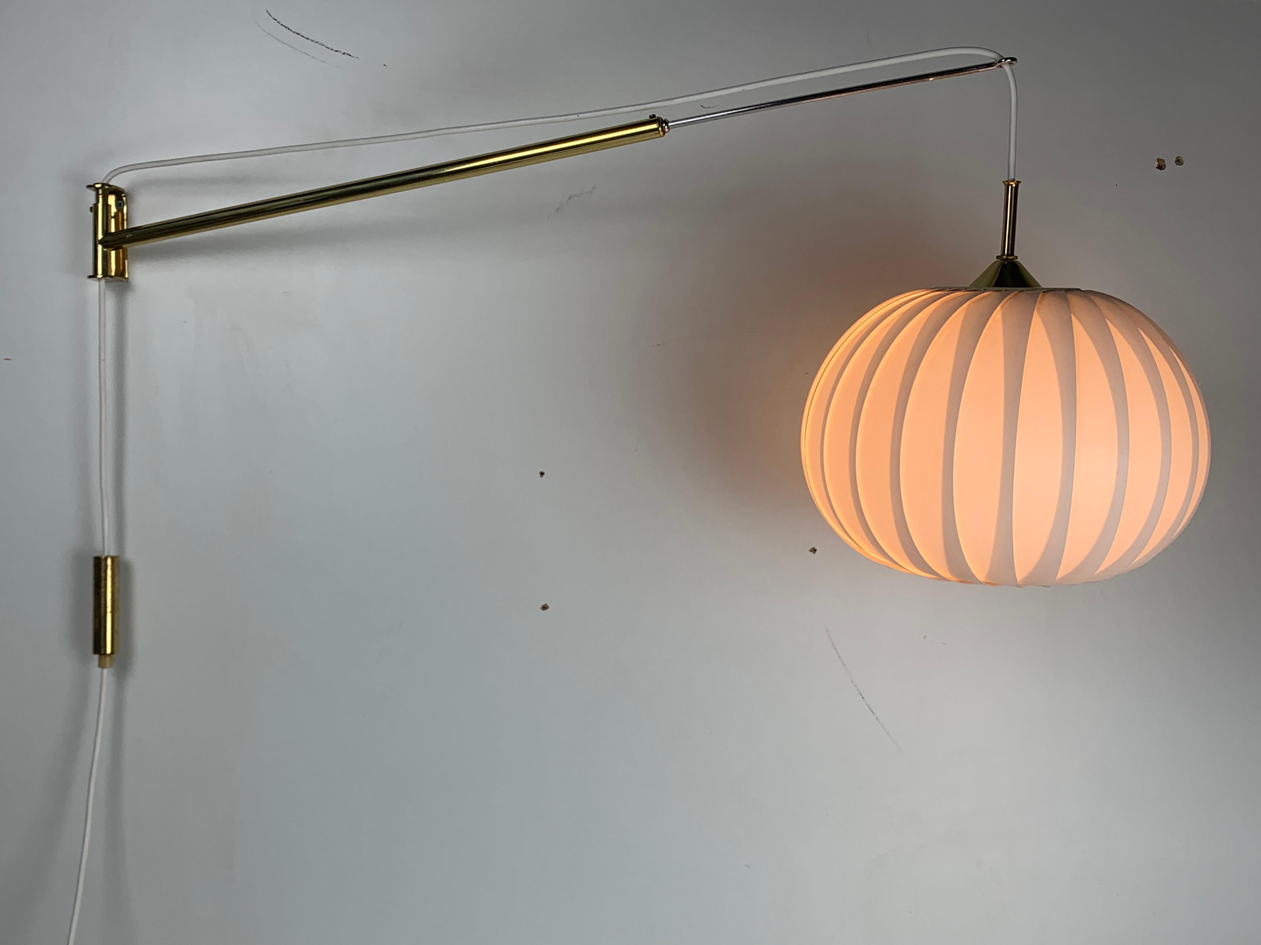 Midcentury extendable brass wall mount with cocoon and sisal shade Lars Schioler in vendita 6