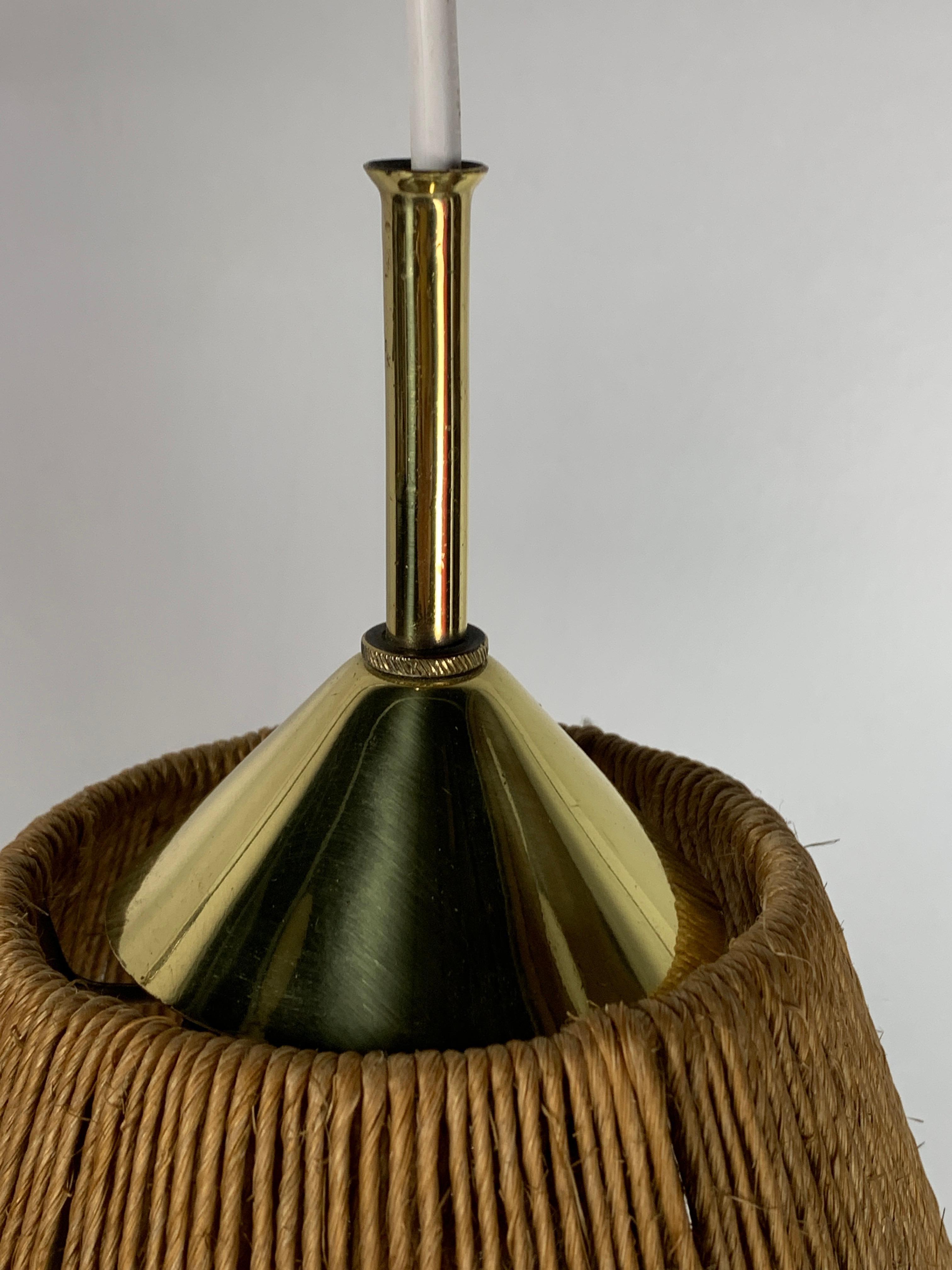Metà XX secolo Midcentury extendable brass wall mount with cocoon and sisal shade Lars Schioler in vendita