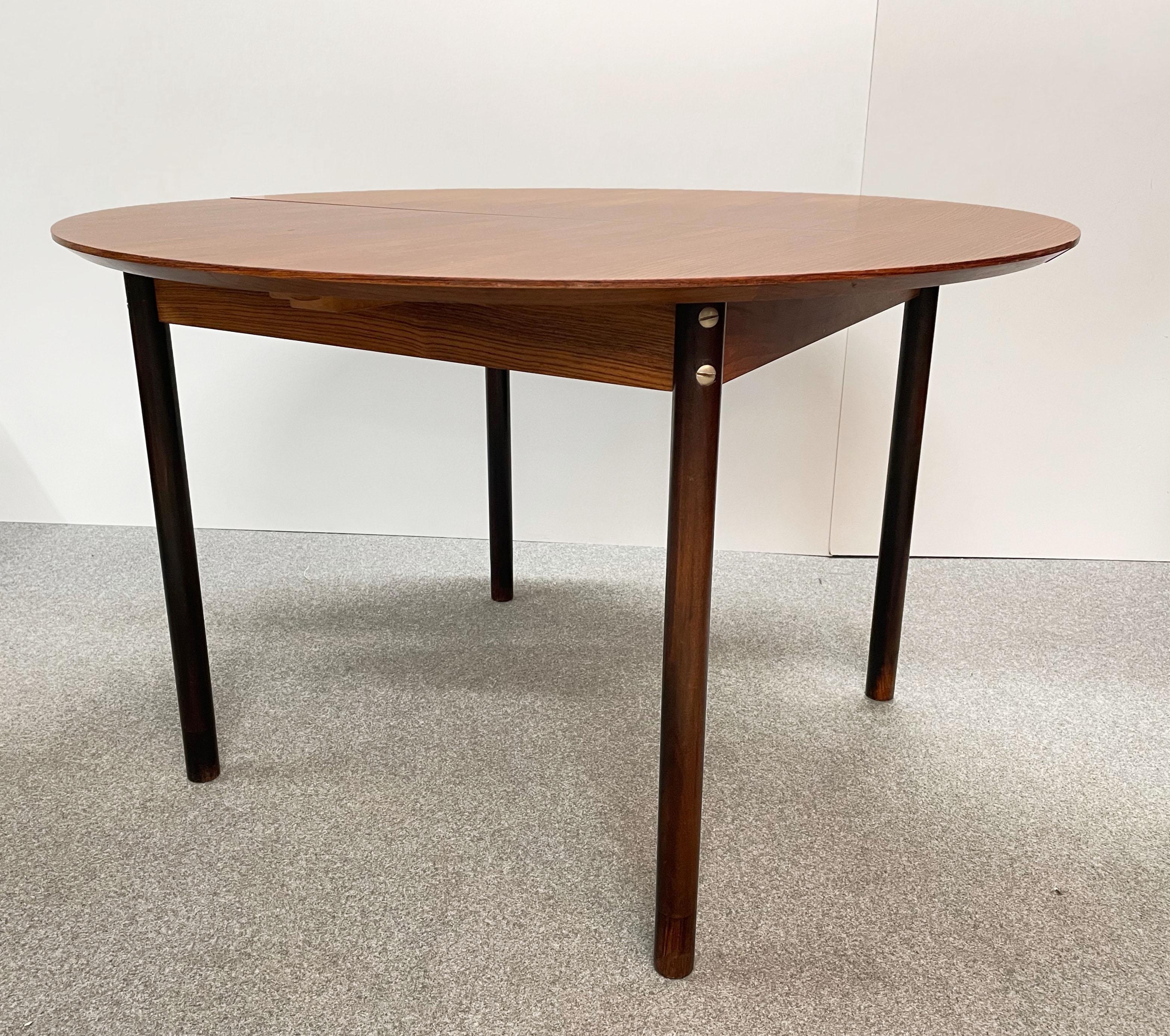 Amazing midcentury extendable teak Italian dining table. This wonderful piece was designed in Italy during the 1970s.

This gorgeous table is fantastic as it can be extended and the extension has grains that are perpendicular to the round